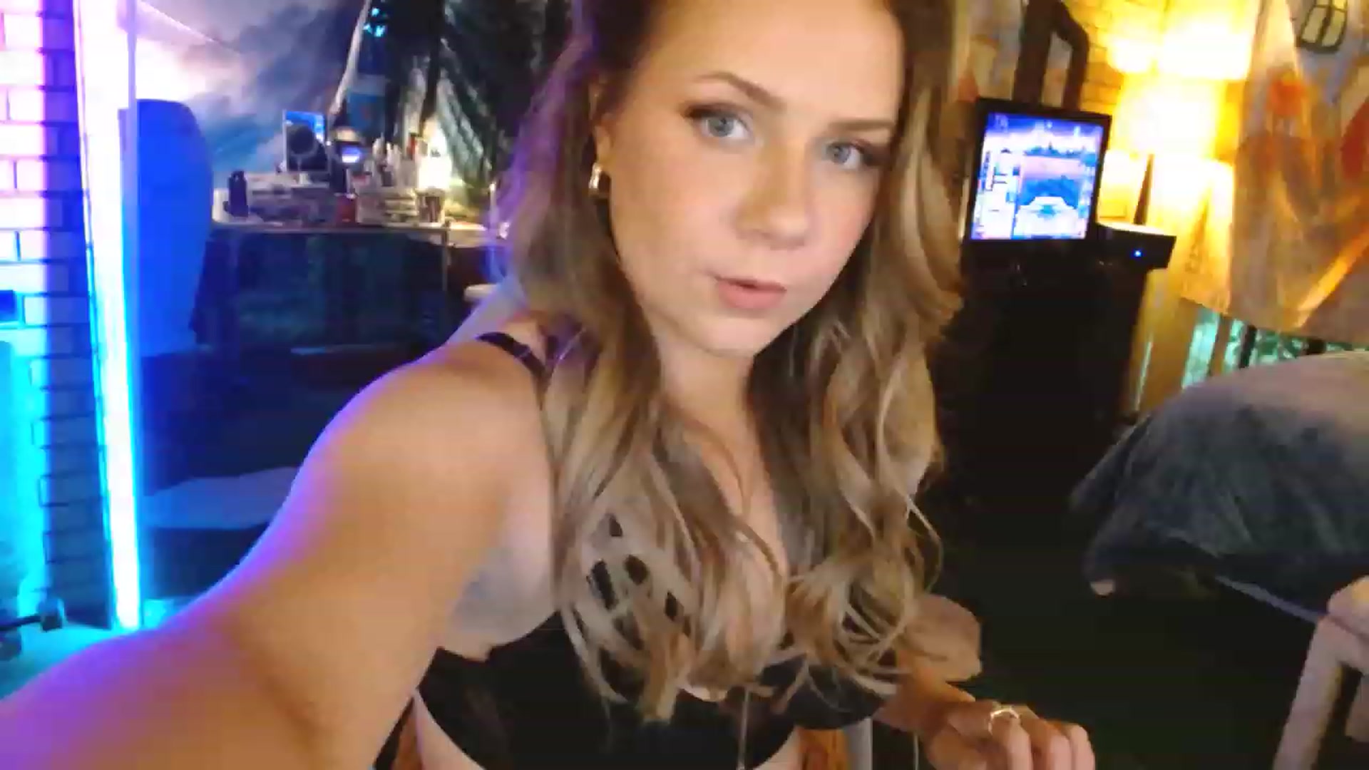Gallery image thumbnail from Sweetestlilly's myfreecams stream on, 07/17/2023, 01:25 image 17 of 20
