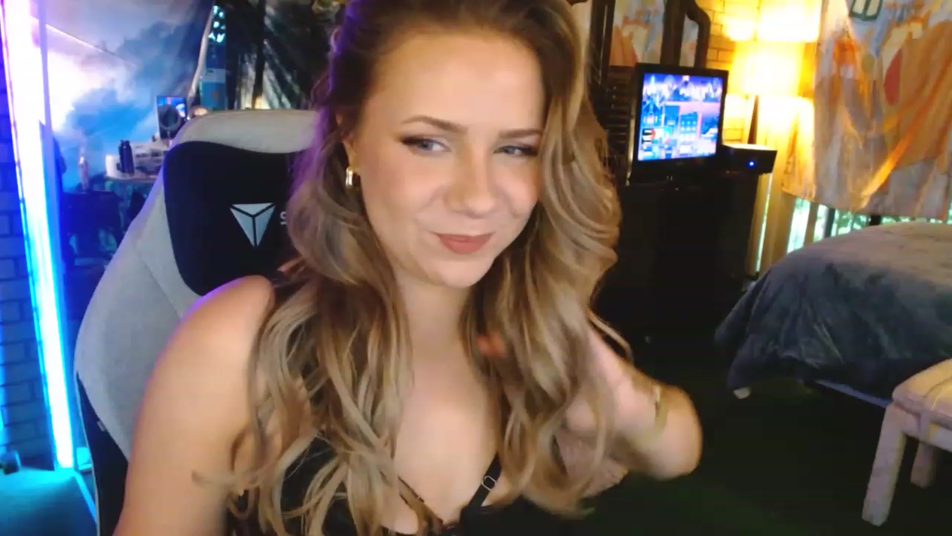 Gallery image thumbnail from Sweetestlilly's myfreecams stream on, 07/17/2023, 01:25 image 10 of 20