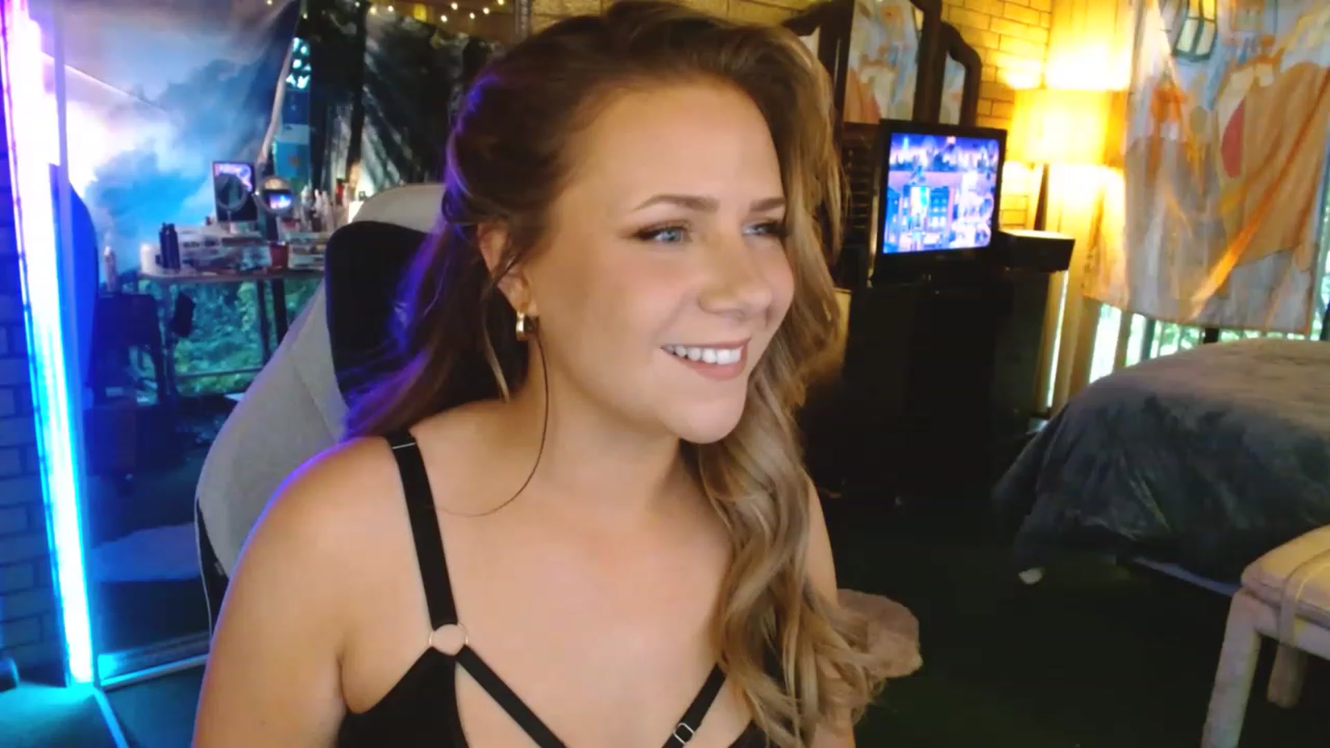 Gallery image thumbnail from Sweetestlilly's myfreecams stream on, 07/17/2023, 01:25 image 4 of 20