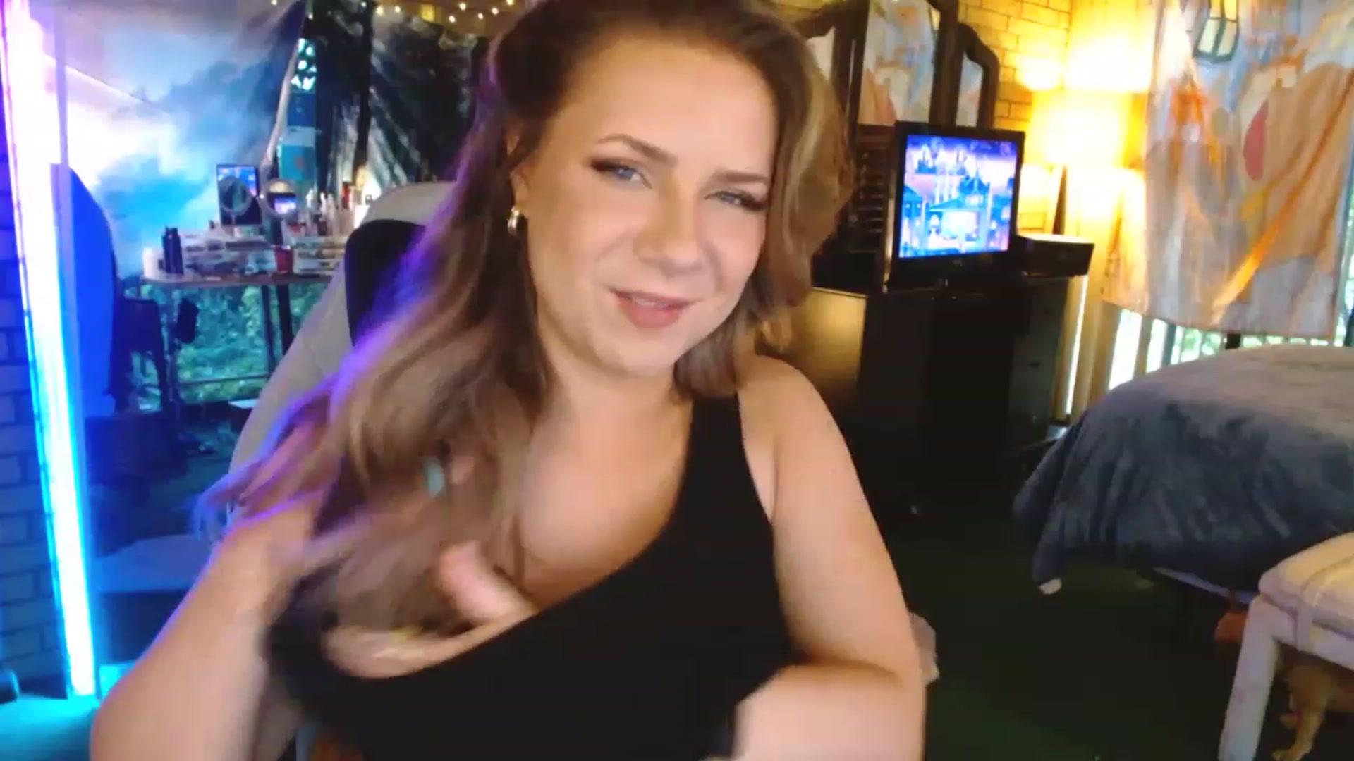 Gallery image thumbnail from Sweetestlilly's myfreecams stream on, 07/17/2023, 01:25 image 3 of 20