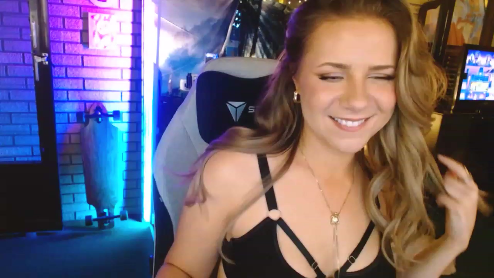 Gallery image thumbnail from Sweetestlilly's myfreecams stream on, 07/17/2023, 01:25 image 15 of 20