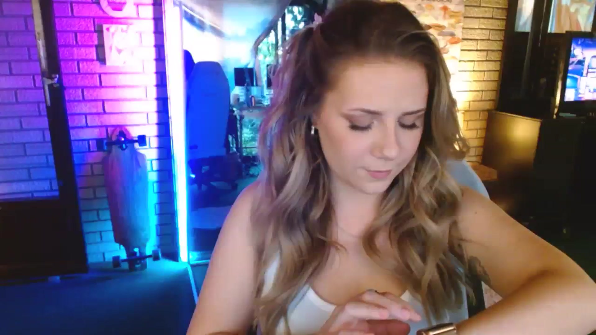 Gallery image thumbnail from Sweetestlilly's myfreecams stream on, 07/26/2023, 24:31 image 10 of 20