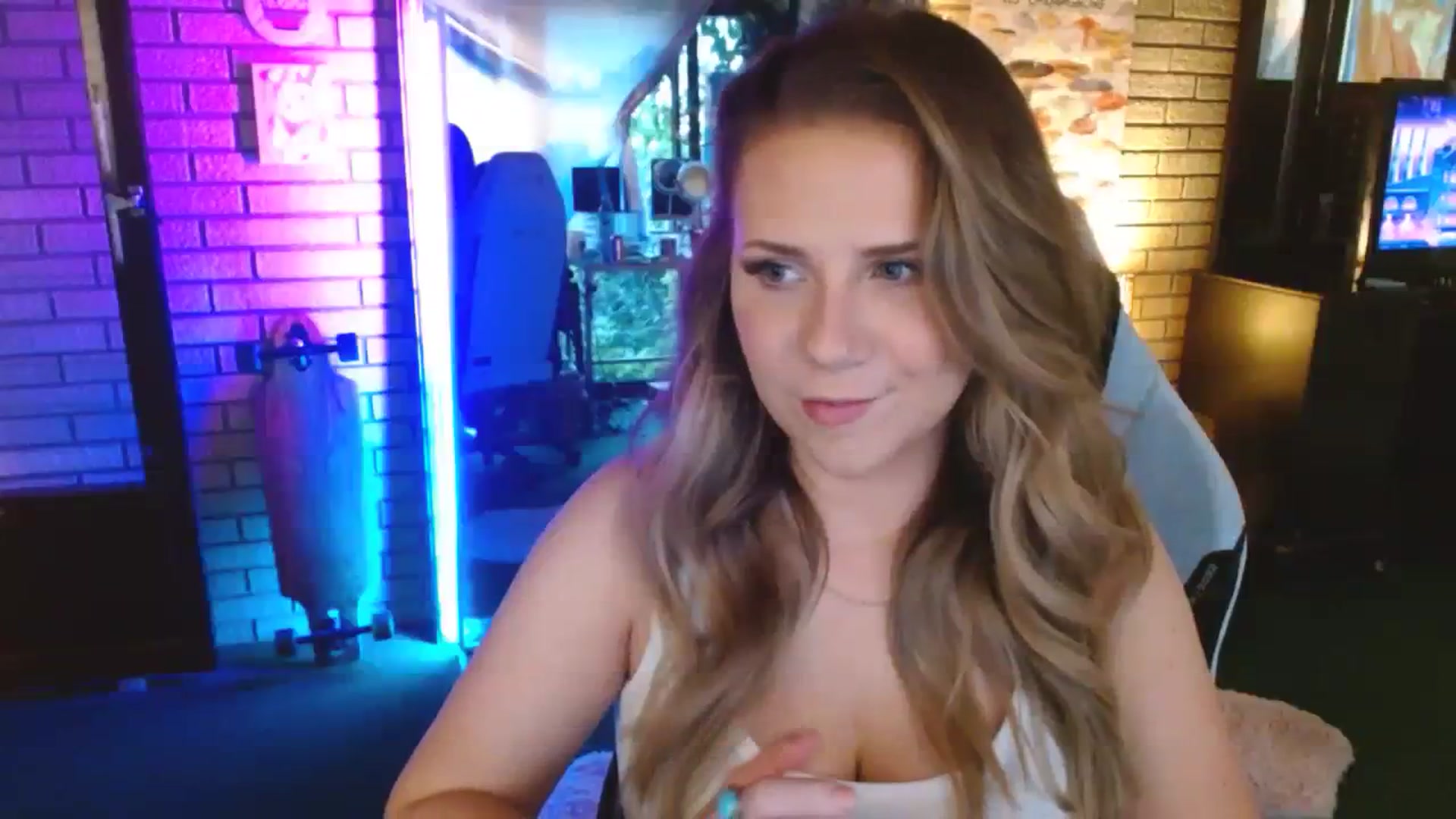 Gallery image thumbnail from Sweetestlilly's myfreecams stream on, 07/26/2023, 24:31 image 8 of 20