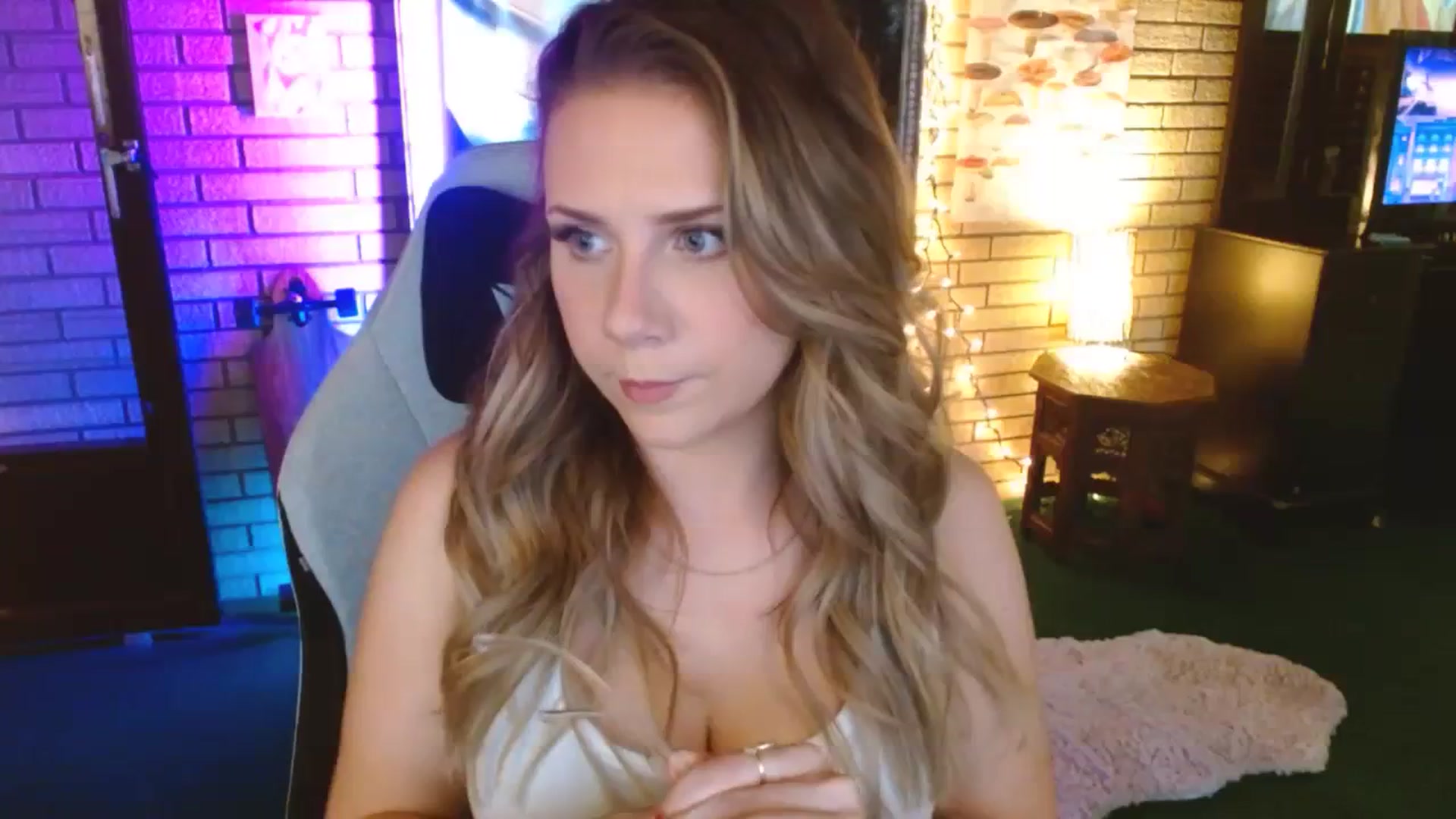 Gallery image thumbnail from Sweetestlilly's myfreecams stream on, 07/26/2023, 24:31 image 1 of 20