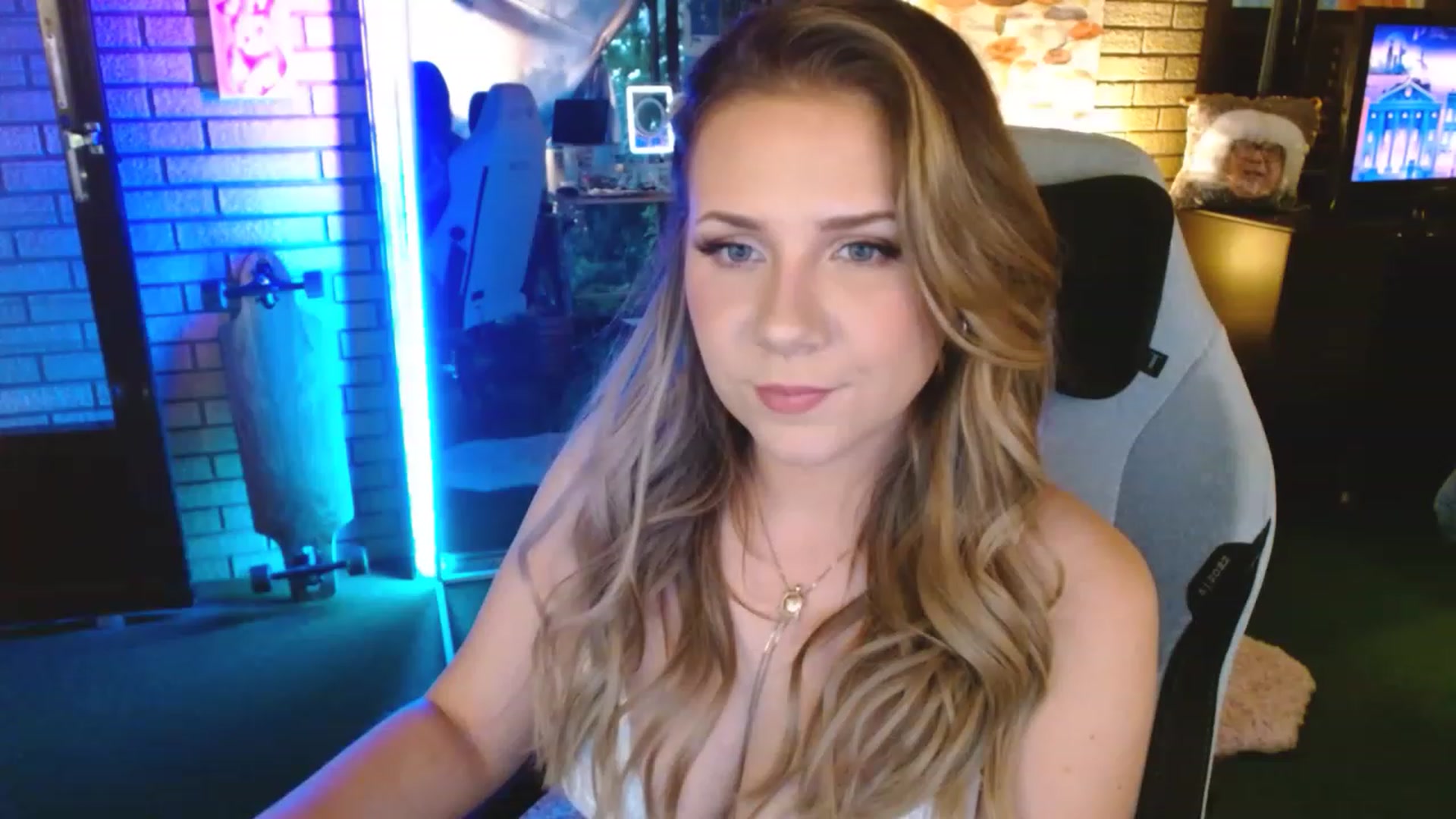 Gallery image thumbnail from Sweetestlilly's myfreecams stream on, 07/30/2023, 01:18 image 14 of 20