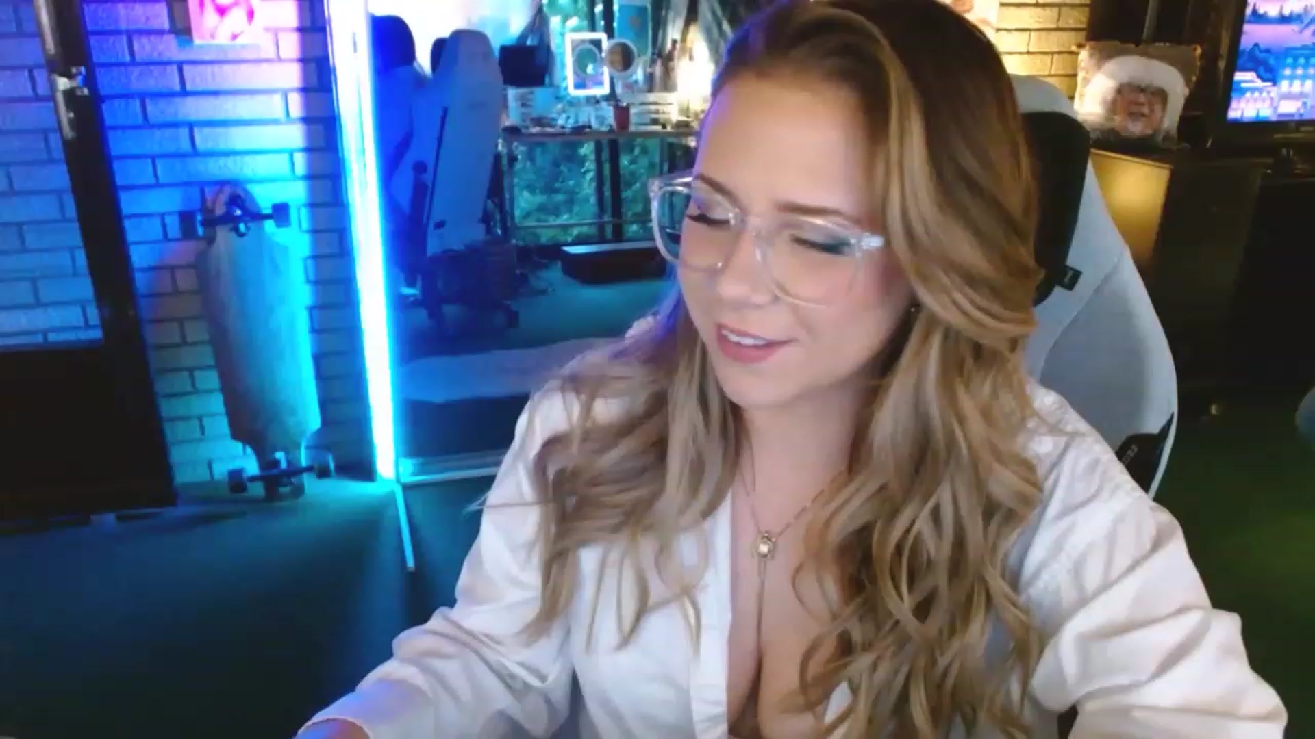 Gallery image thumbnail from Sweetestlilly's myfreecams stream on, 07/30/2023, 01:18 image 4 of 20