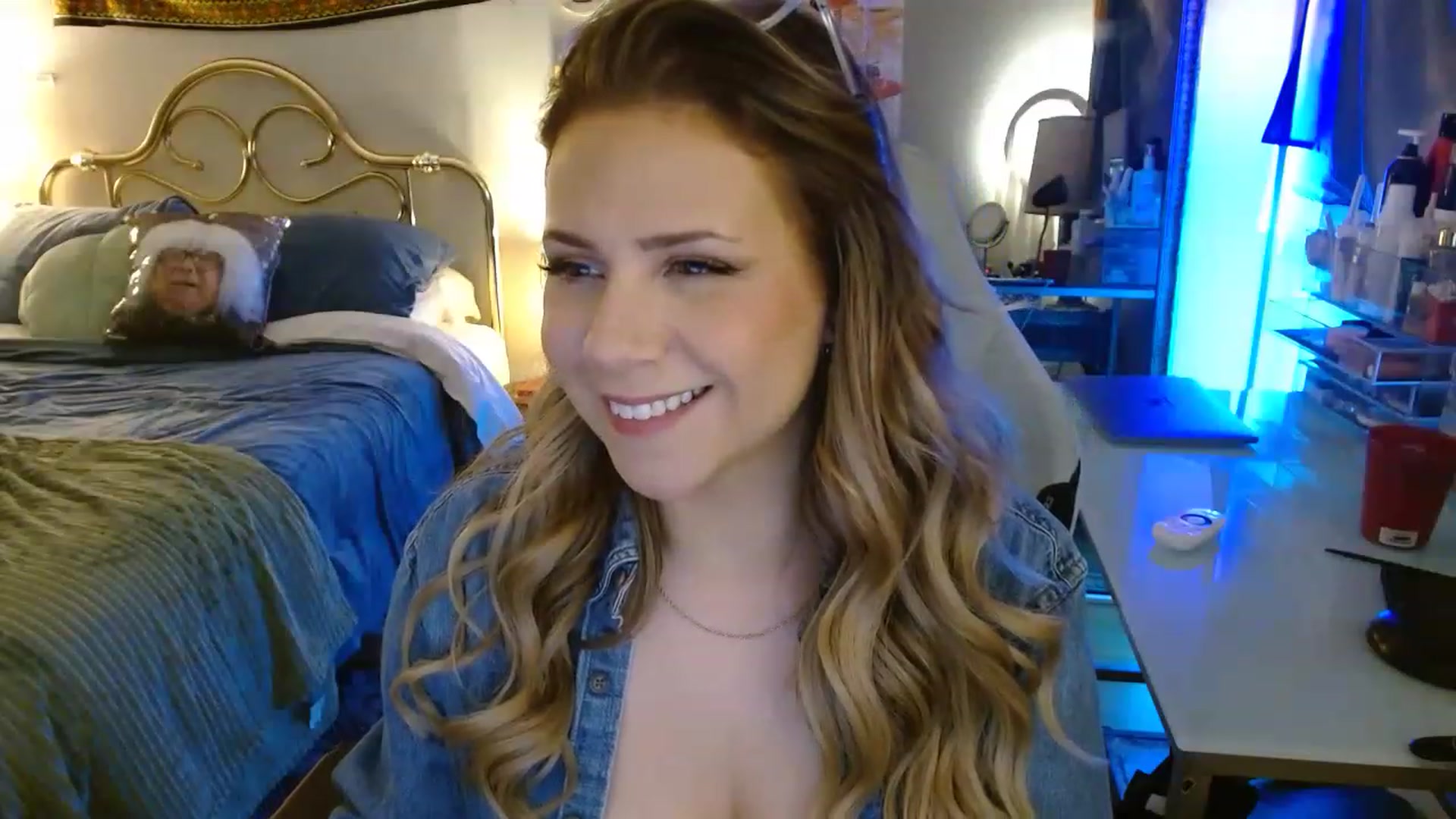 Gallery image thumbnail from Sweetestlilly's myfreecams stream on, 08/17/2023, 02:15 image 8 of 20