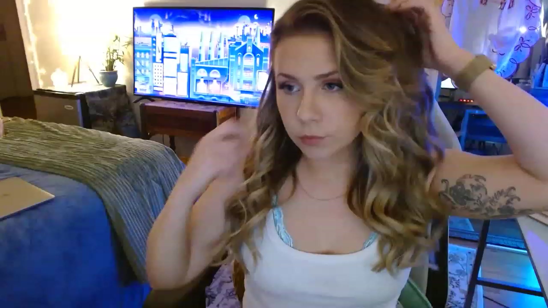 Gallery image thumbnail from Sweetestlilly's myfreecams stream on, 08/20/2023, 01:43 image 4 of 20