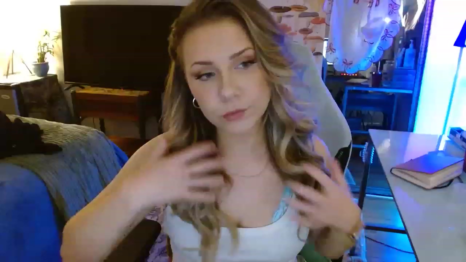 Gallery image thumbnail from Sweetestlilly's myfreecams stream on, 08/20/2023, 01:43 image 15 of 20