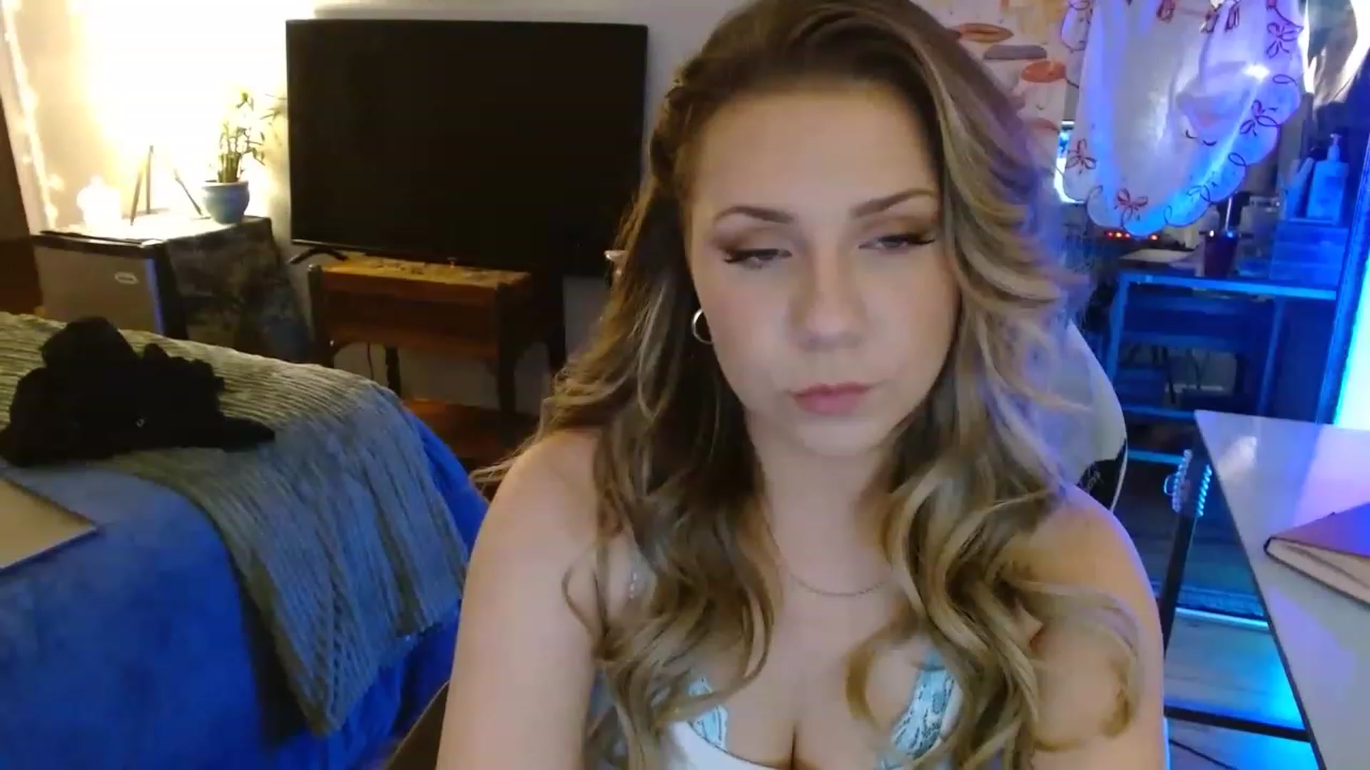 Gallery image thumbnail from Sweetestlilly's myfreecams stream on, 08/20/2023, 01:43 image 16 of 20