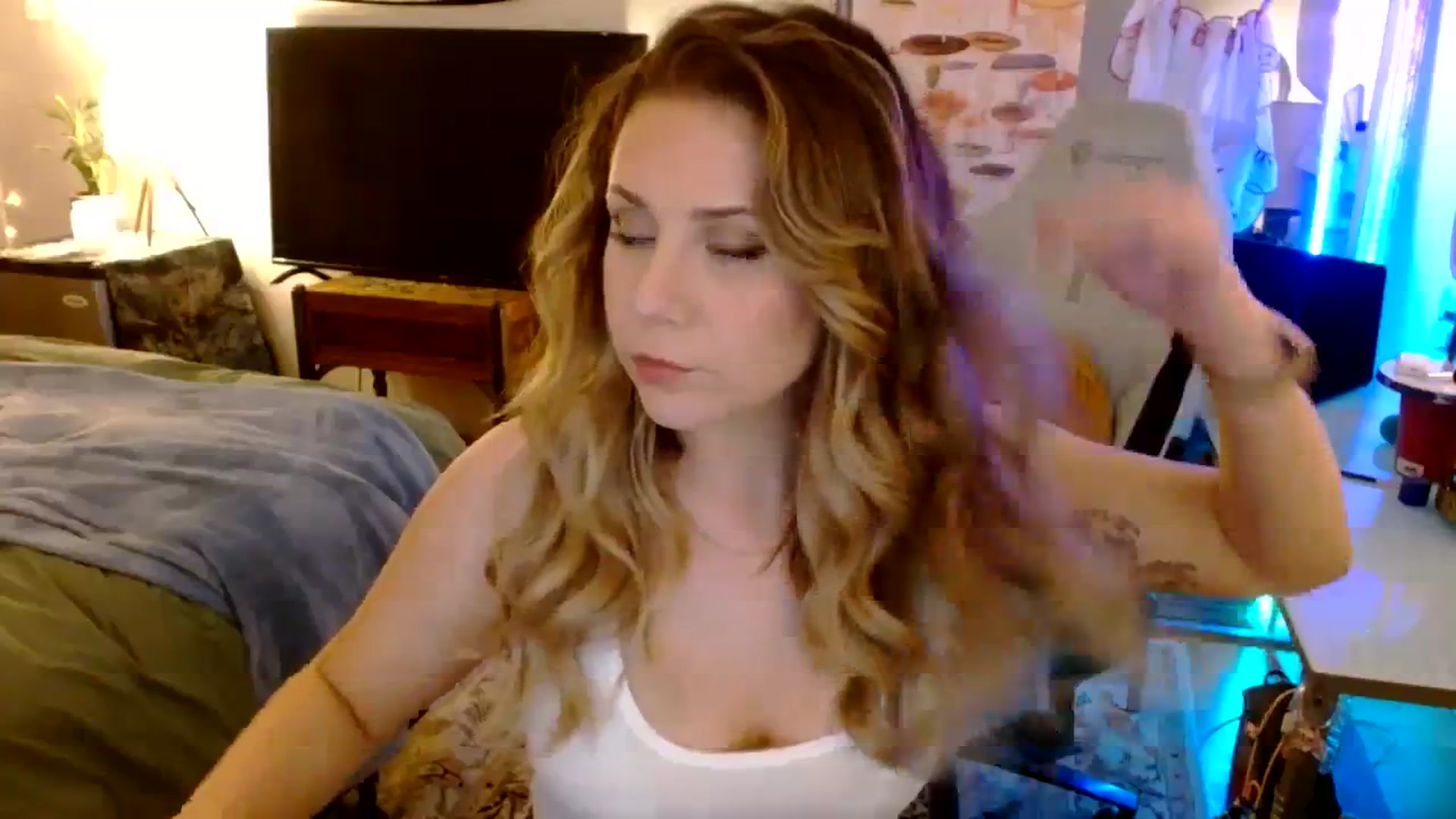Gallery image thumbnail from Sweetestlilly's myfreecams stream on, 09/04/2023, 02:42 image 2 of 20