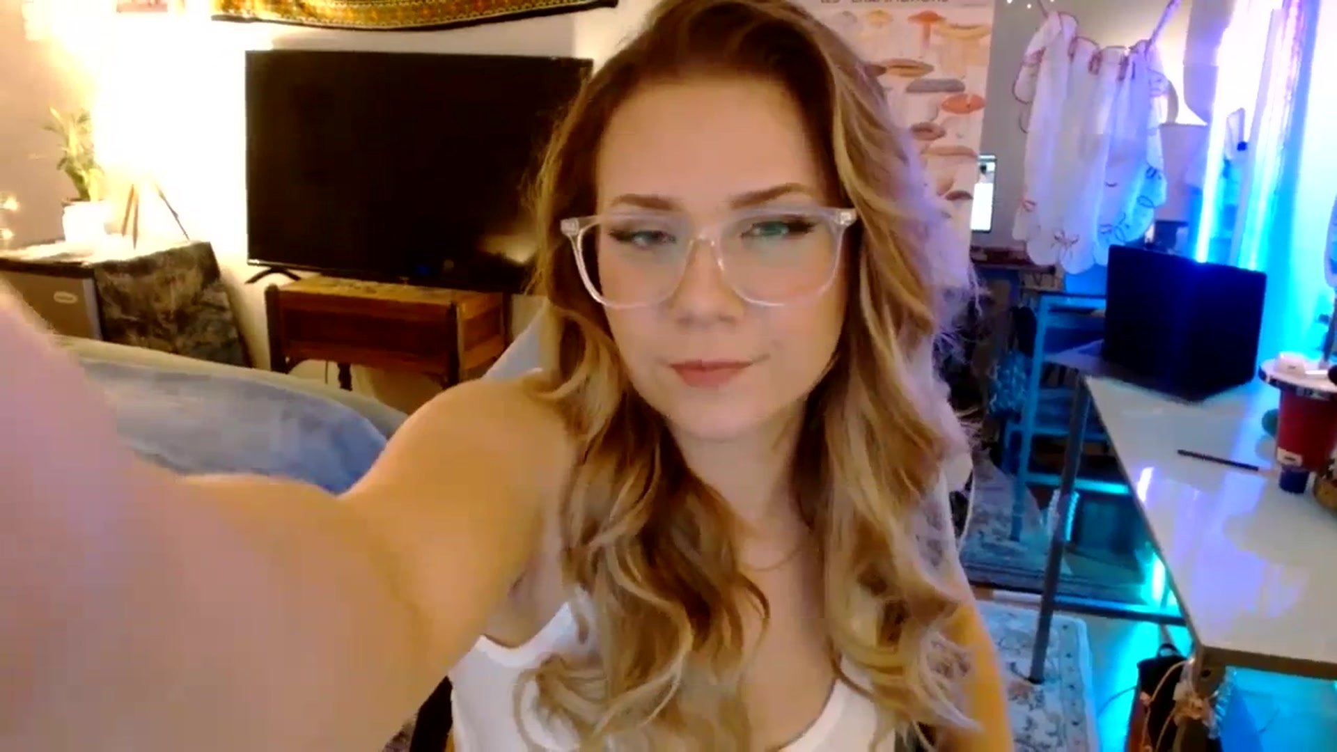 Gallery image thumbnail from Sweetestlilly's myfreecams stream on, 09/04/2023, 02:42 image 8 of 20