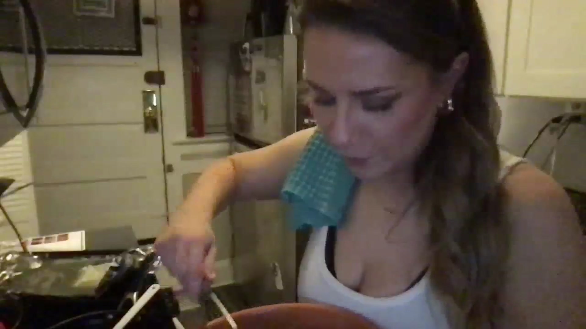 Gallery image thumbnail from Sweetestlilly's myfreecams stream on, 02/27/2024, 03:00 image 3 of 20