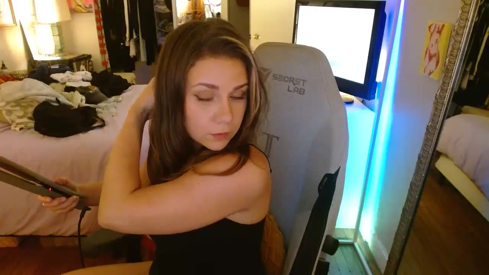 Gallery image thumbnail from Sweetestlilly's myfreecams stream on, 07/25/2024, 02:33 image 6 of 20