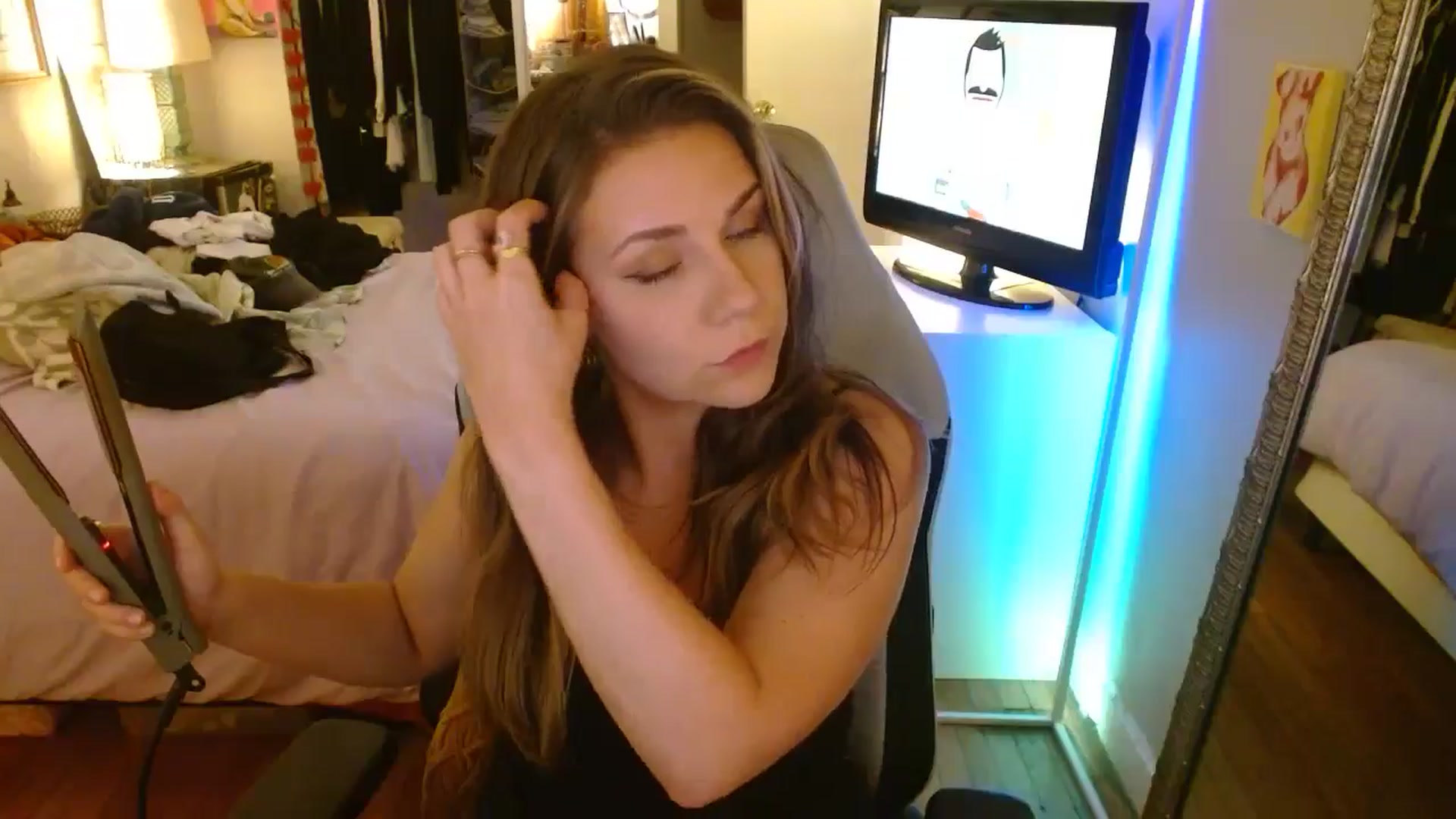 Gallery image thumbnail from Sweetestlilly's myfreecams stream on, 07/25/2024, 02:33 image 5 of 20