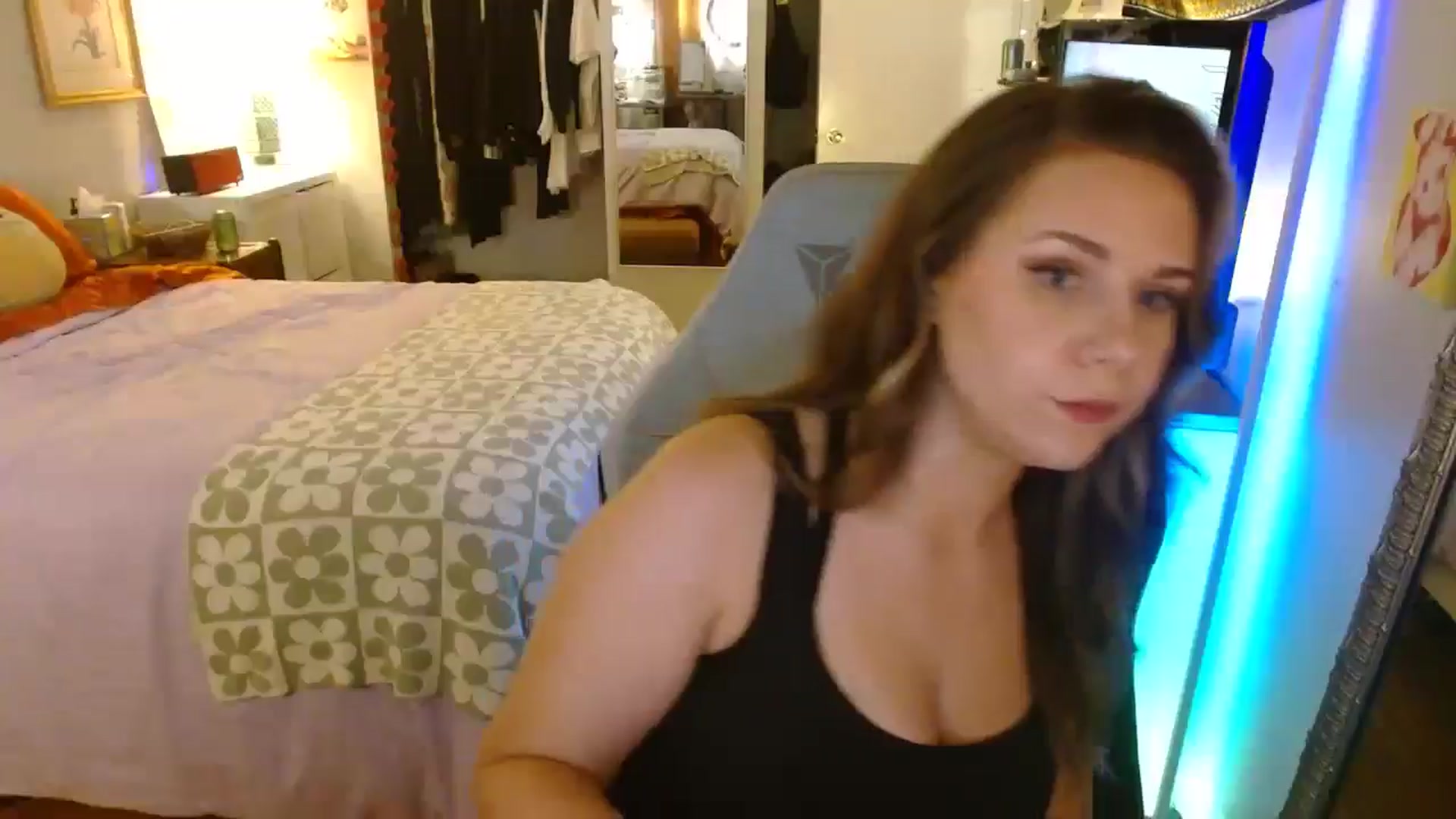 Gallery image thumbnail from Sweetestlilly's myfreecams stream on, 08/01/2024, 03:53 image 11 of 20