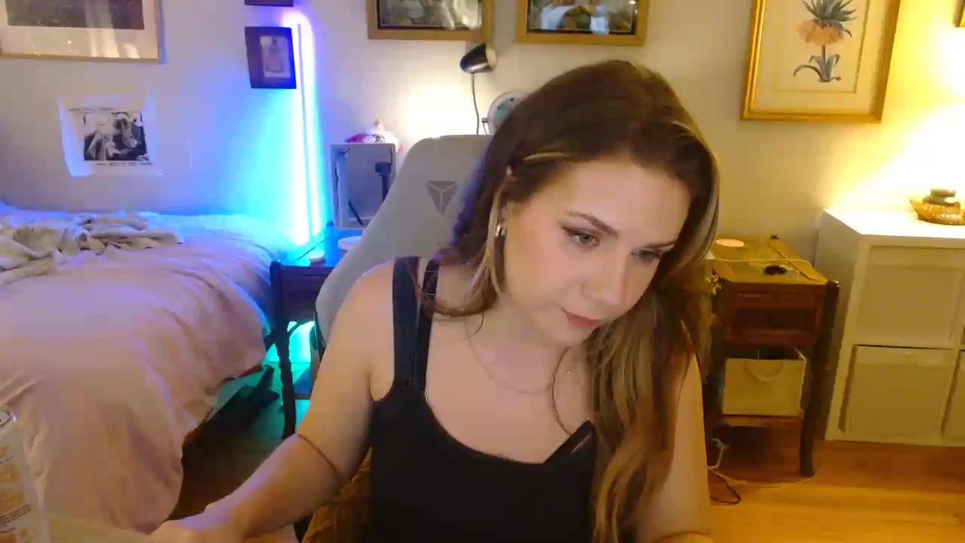 Gallery image thumbnail from Sweetestlilly's myfreecams stream on, 08/17/2024, 03:48 image 19 of 20