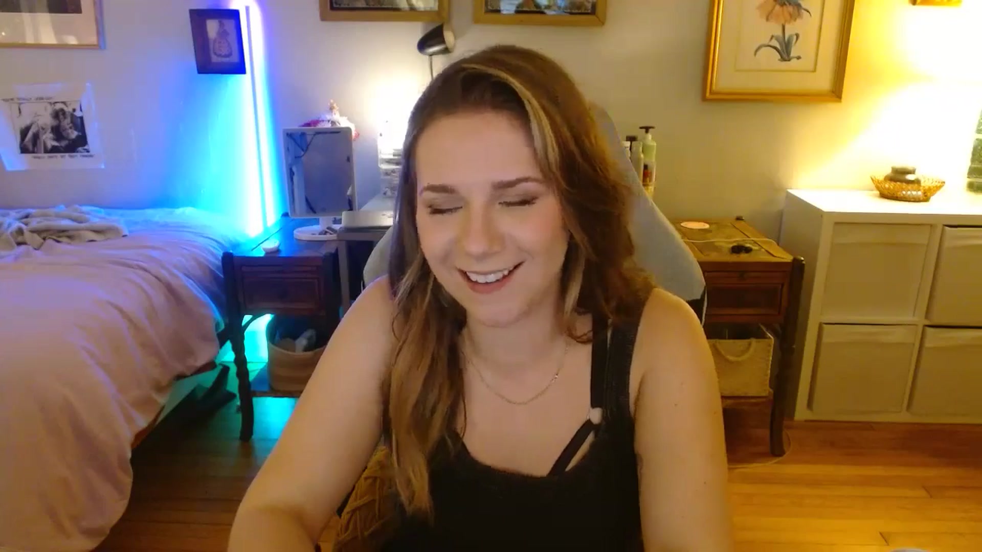 Gallery image thumbnail from Sweetestlilly's myfreecams stream on, 08/17/2024, 03:48 image 17 of 20