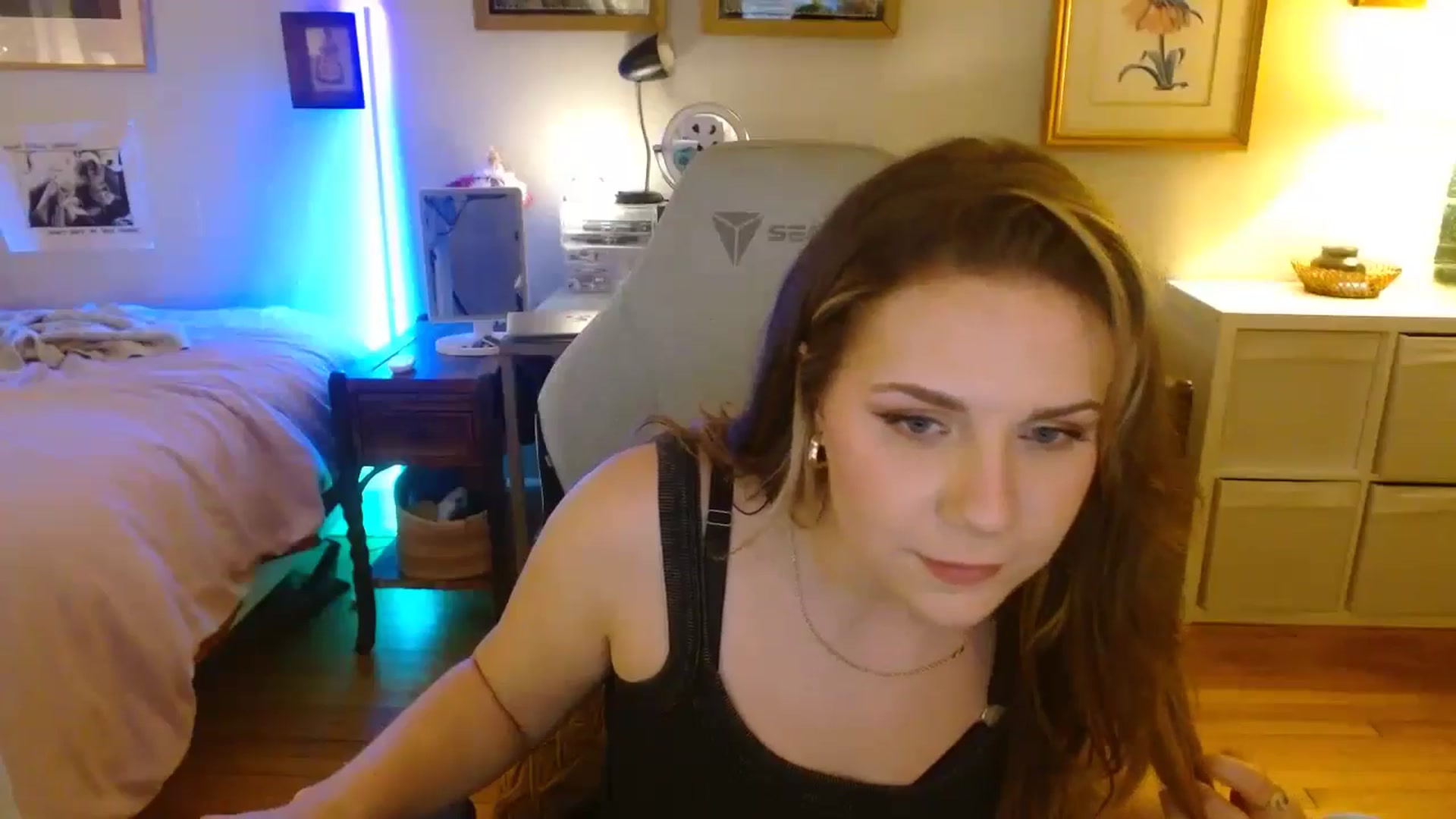 Gallery image thumbnail from Sweetestlilly's myfreecams stream on, 08/17/2024, 03:48 image 18 of 20