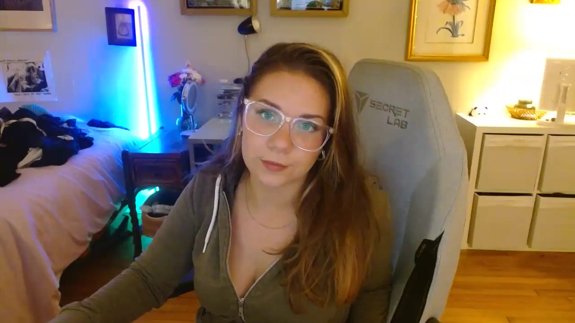 Gallery image thumbnail from Sweetestlilly's myfreecams stream on, 08/18/2024, 02:12 image 12 of 20