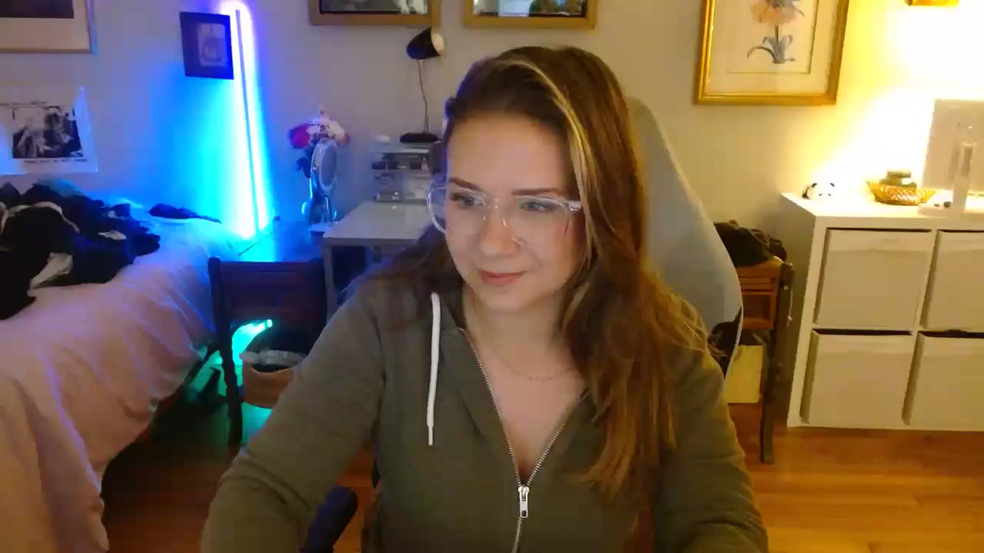 Gallery image thumbnail from Sweetestlilly's myfreecams stream on, 08/18/2024, 02:12 image 6 of 20