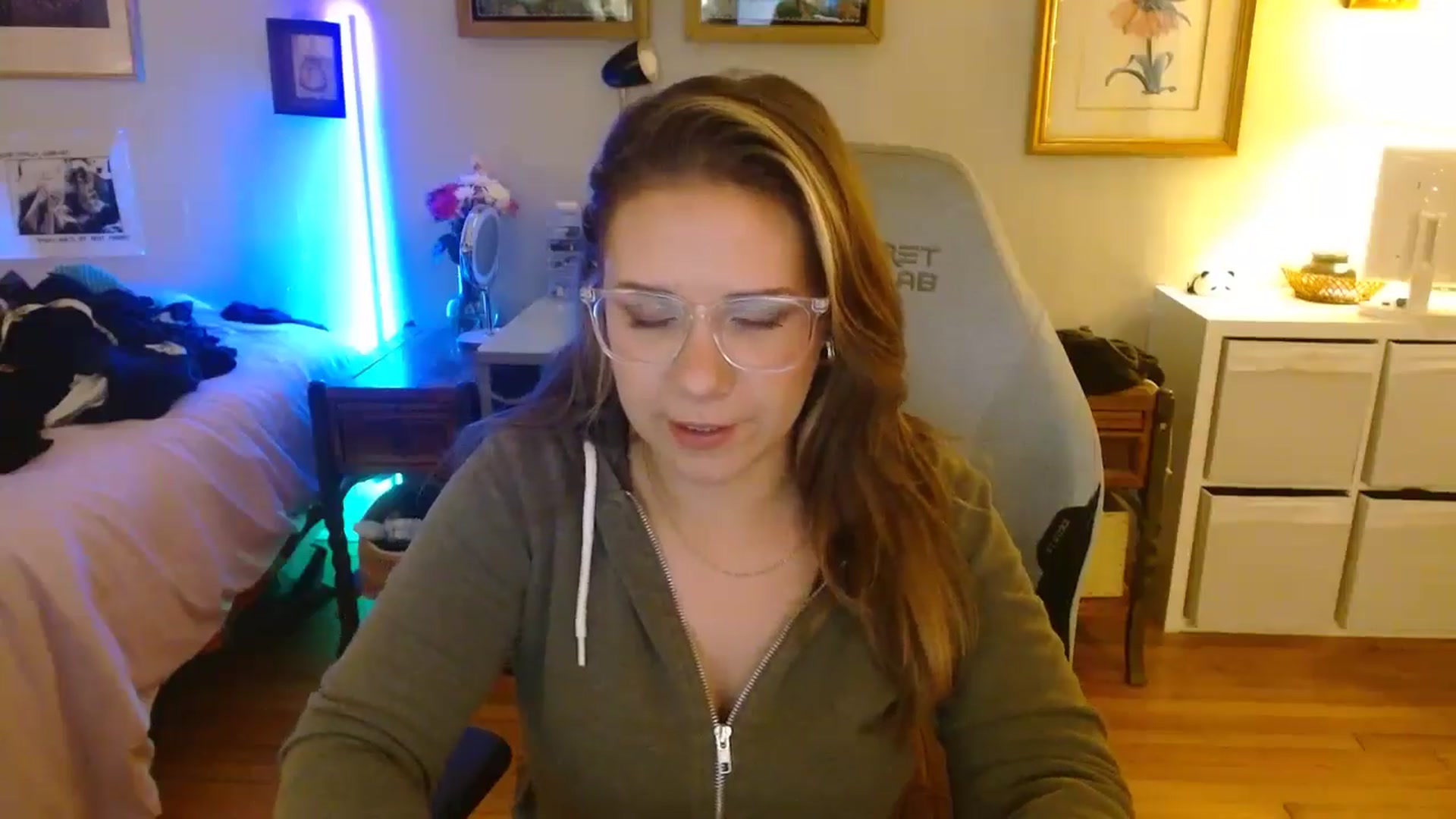 Gallery image thumbnail from Sweetestlilly's myfreecams stream on, 08/18/2024, 02:12 image 10 of 20