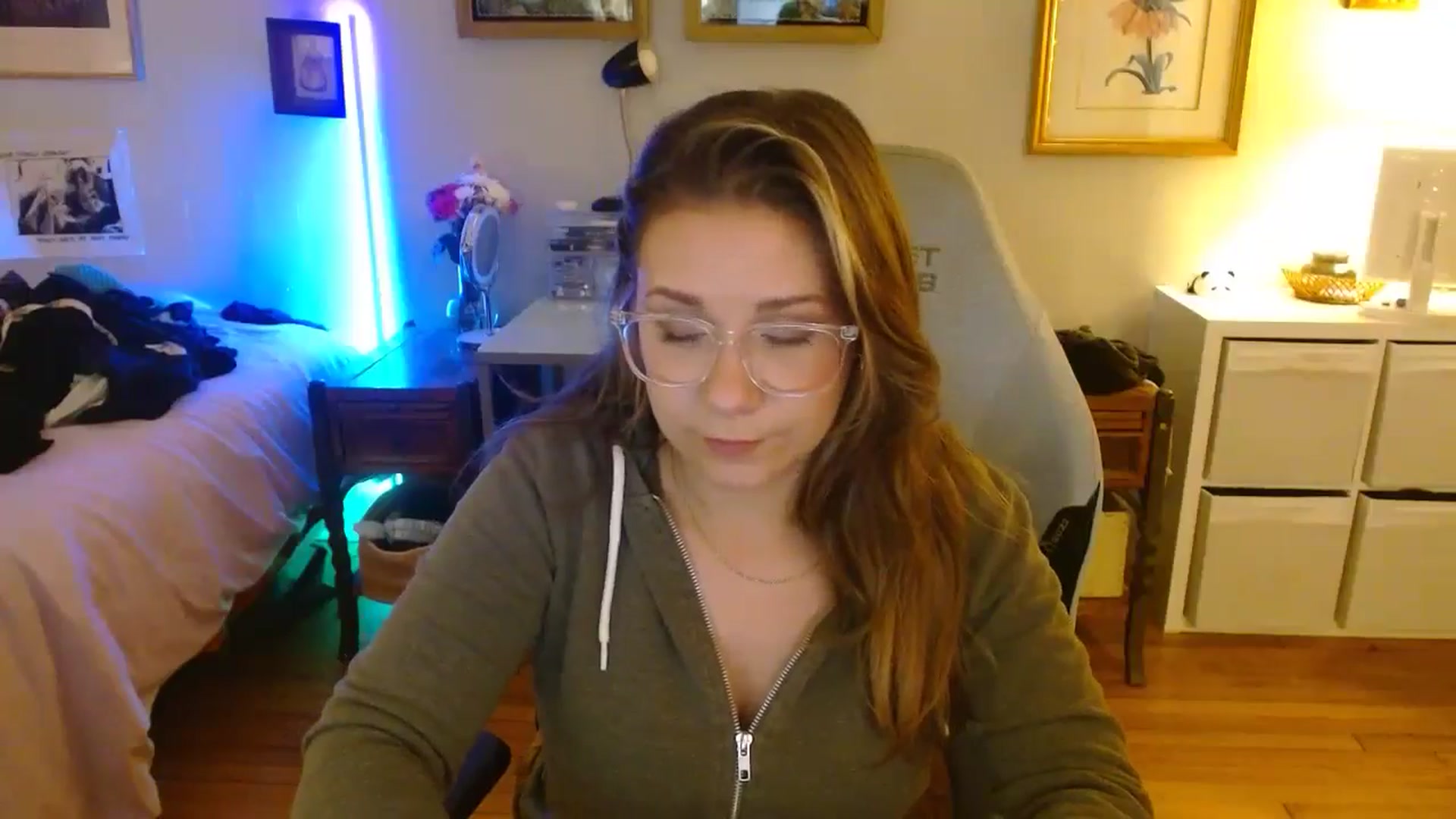 Gallery image thumbnail from Sweetestlilly's myfreecams stream on, 08/18/2024, 02:12 image 8 of 20