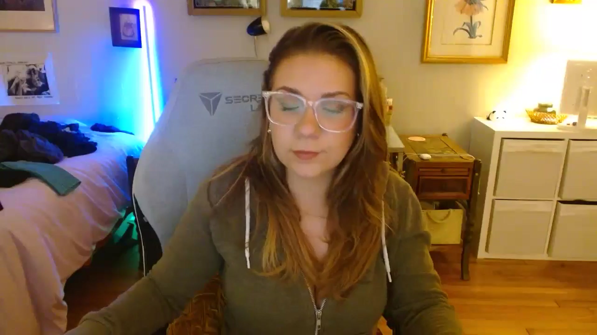 Gallery image thumbnail from Sweetestlilly's myfreecams stream on, 08/18/2024, 02:12 image 15 of 20