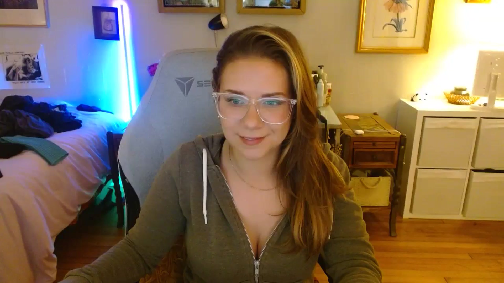 Gallery image thumbnail from Sweetestlilly's myfreecams stream on, 08/18/2024, 02:12 image 18 of 20
