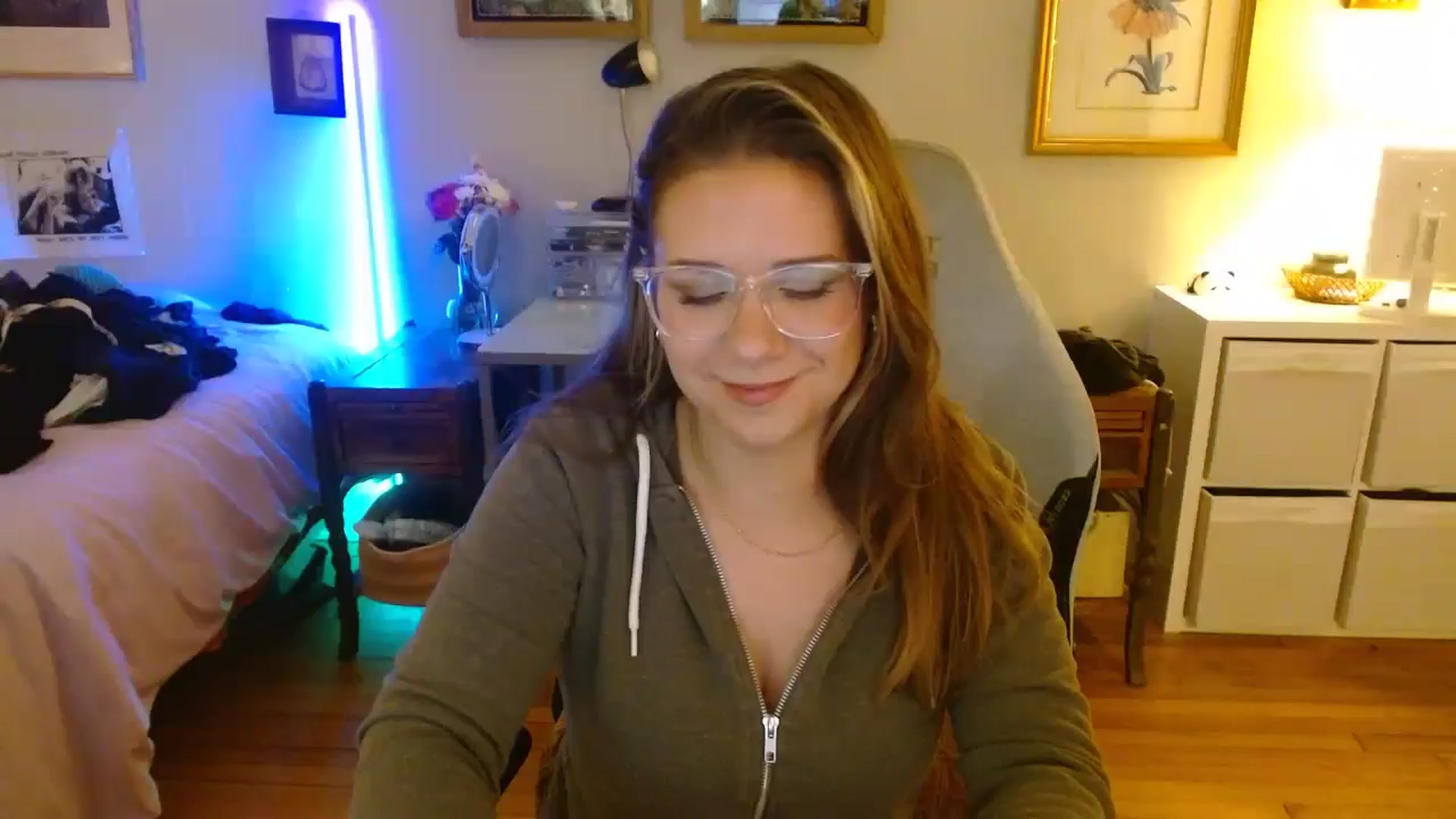 Gallery image thumbnail from Sweetestlilly's myfreecams stream on, 08/18/2024, 02:12 image 1 of 20