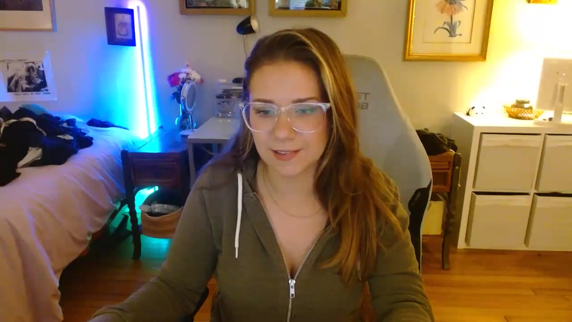 Gallery image thumbnail from Sweetestlilly's myfreecams stream on, 08/18/2024, 02:12 image 3 of 20