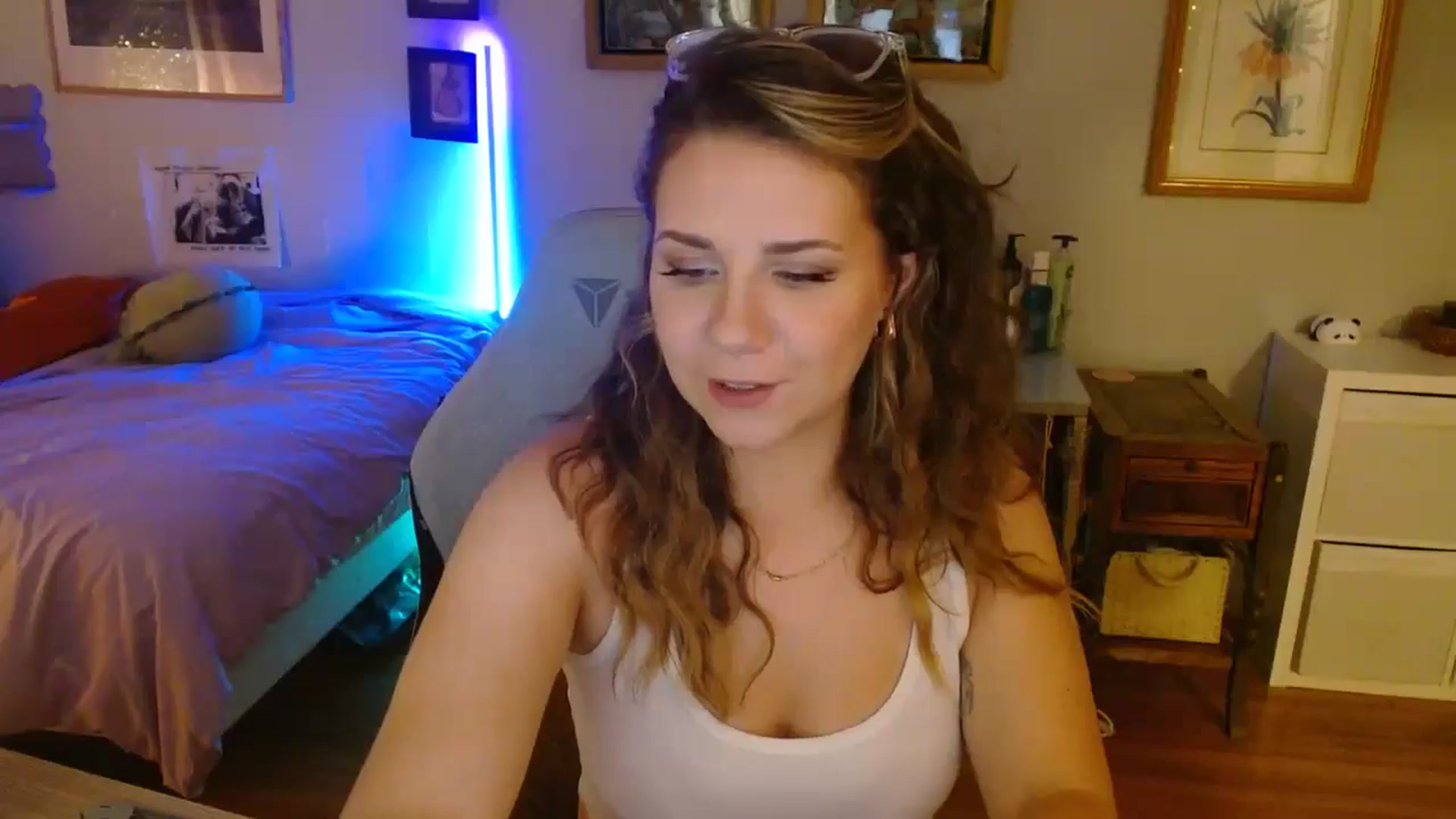 Gallery image thumbnail from Sweetestlilly's myfreecams stream on, 08/21/2024, 02:37 image 6 of 20