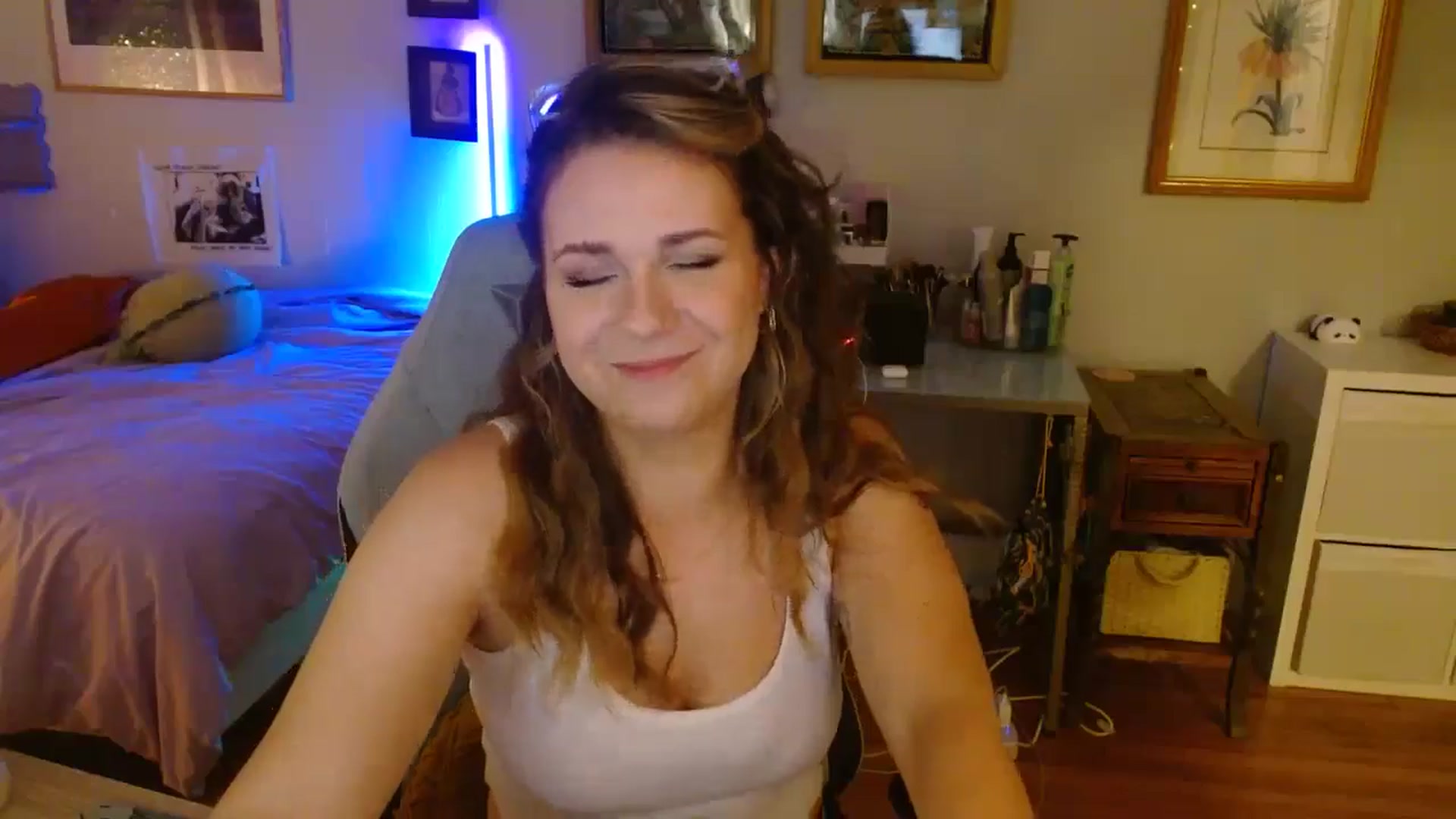 Gallery image thumbnail from Sweetestlilly's myfreecams stream on, 08/21/2024, 02:37 image 11 of 20