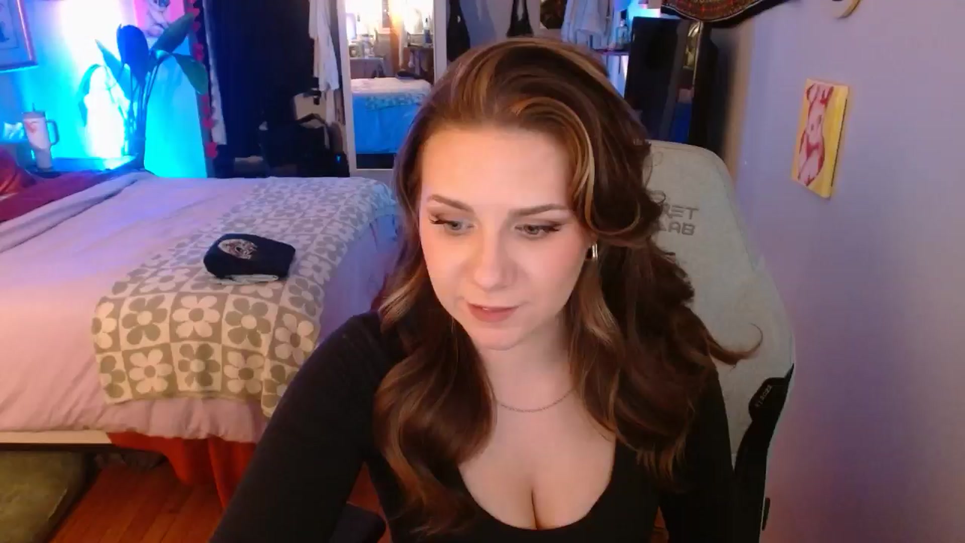 Gallery image thumbnail from Sweetestlilly's myfreecams stream on, 10/28/2024, 03:43 image 3 of 20