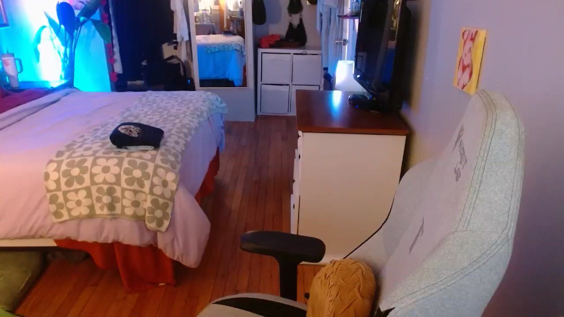 Gallery image thumbnail from Sweetestlilly's myfreecams stream on, 10/28/2024, 03:43 image 10 of 20