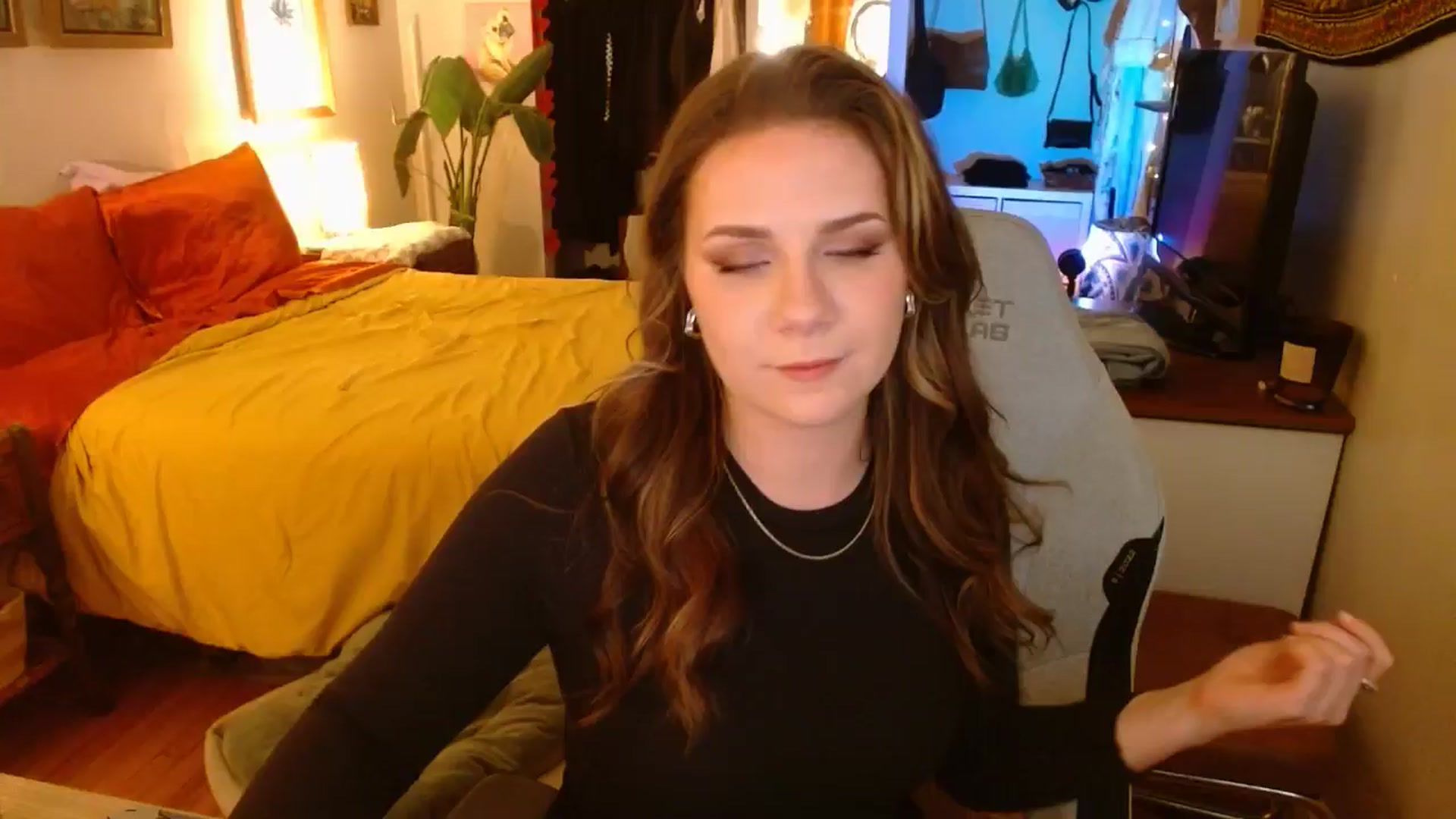 Gallery image thumbnail from Sweetestlilly's myfreecams stream on, 11/28/2024, 02:59 image 7 of 20
