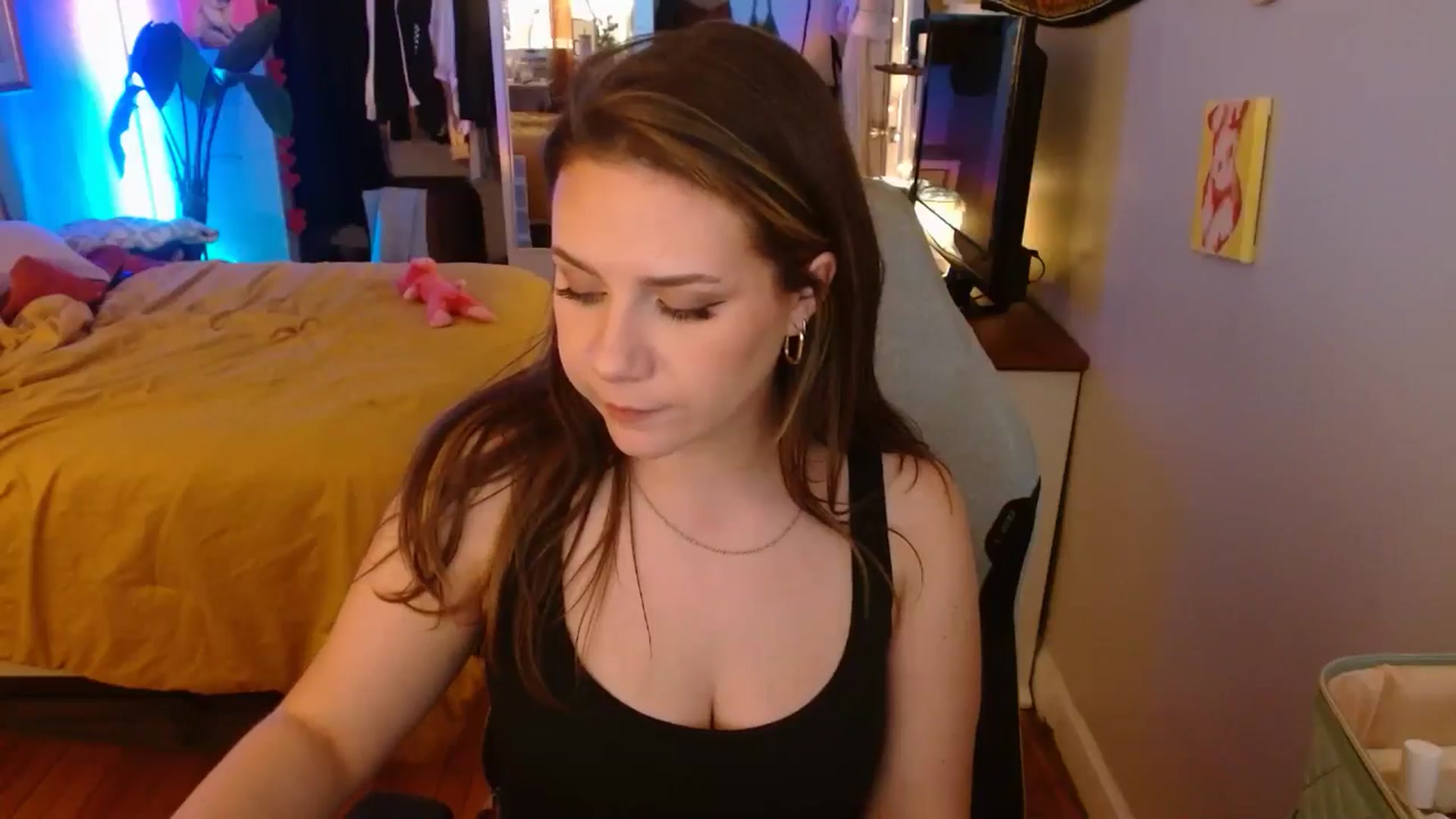Gallery image thumbnail from Sweetestlilly's myfreecams stream on, 12/20/2024, 06:29 image 12 of 20