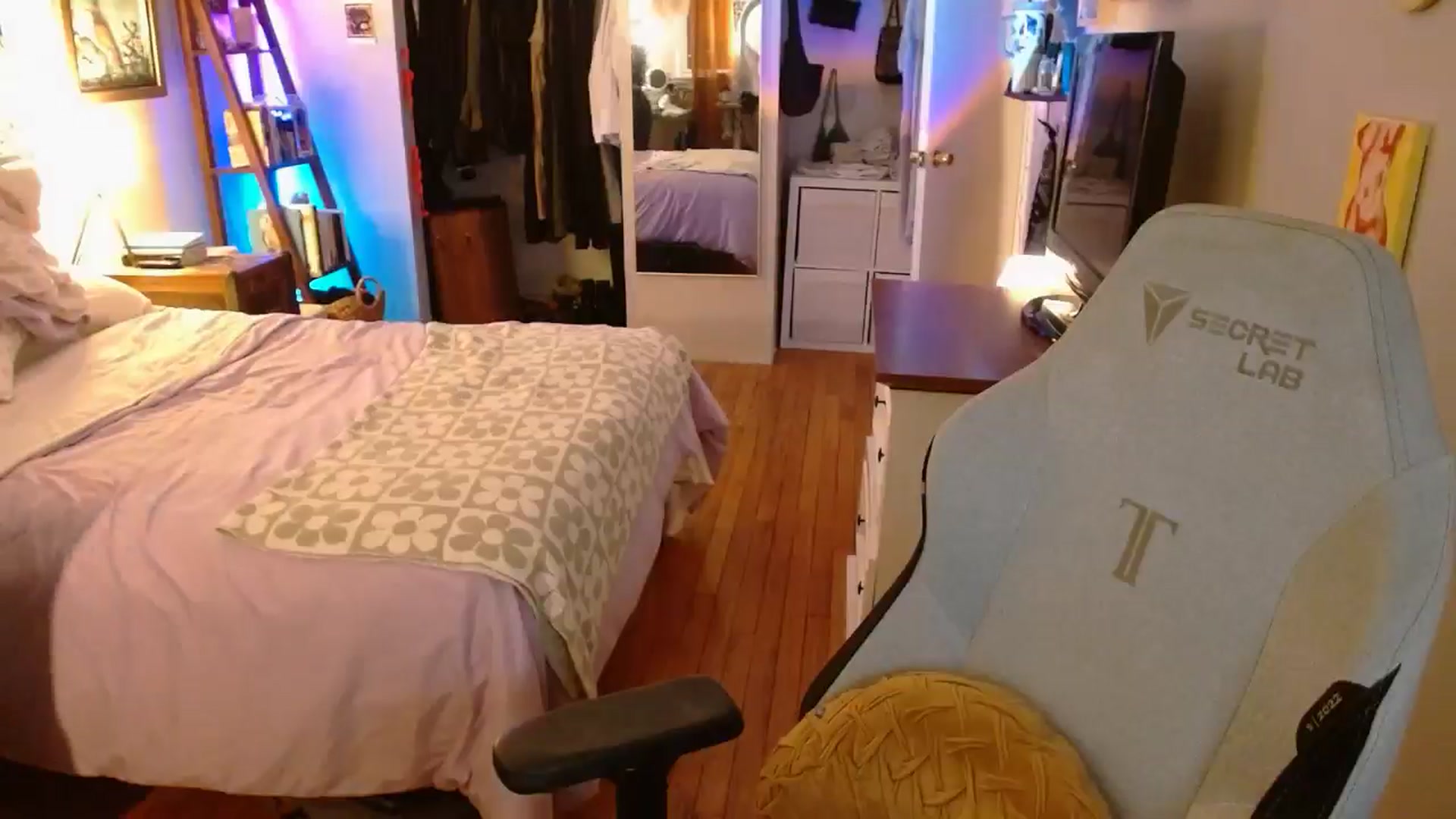 Gallery image thumbnail from Sweetestlilly's myfreecams stream on, 11/18/2025, 24:51 image 4 of 20