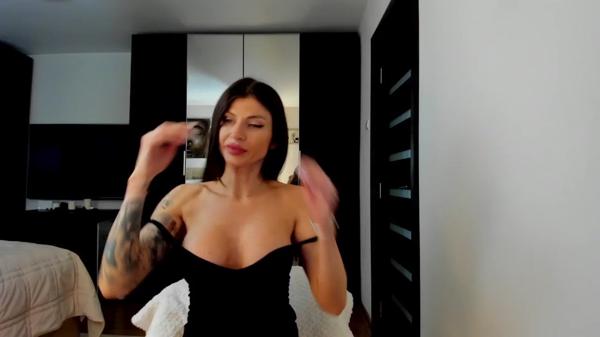 Gallery image thumbnail from SweetndCrazy's myfreecams stream on, 04/16/2025, 13:35 image 2 of 20