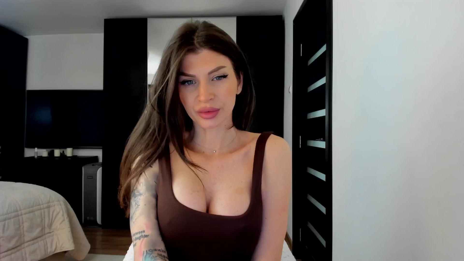 Gallery image thumbnail from SweetndCrazy's myfreecams stream on, 06/12/2025, 07:31 image 2 of 20