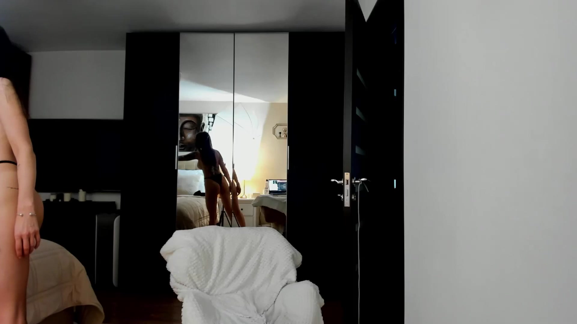 Gallery image thumbnail from SweetndCrazy's myfreecams stream on, 06/26/2025, 08:53 image 10 of 20