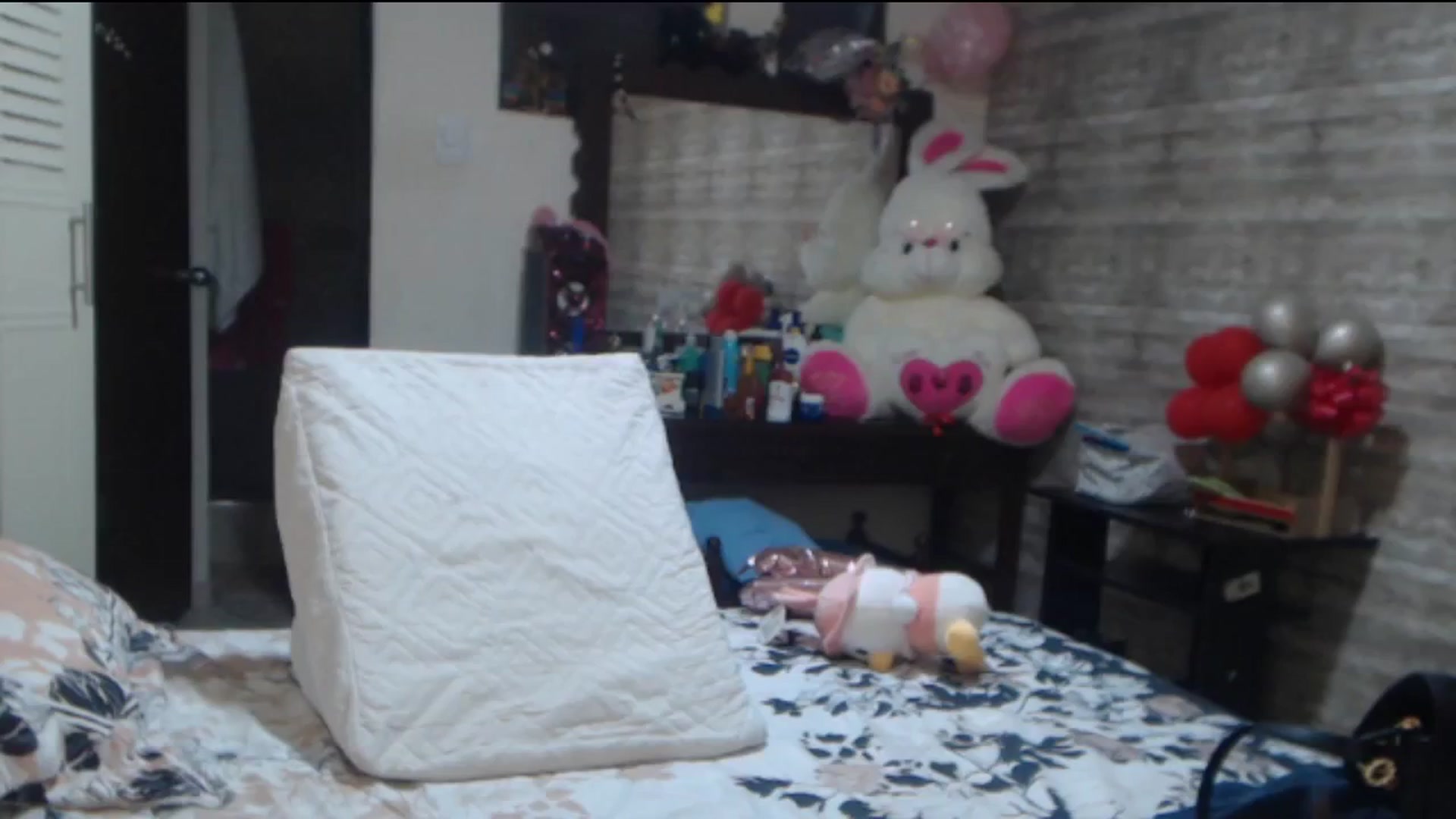 Gallery image thumbnail from Sweetsmile28's myfreecams stream on, 05/28/2024, 01:26 image 14 of 20