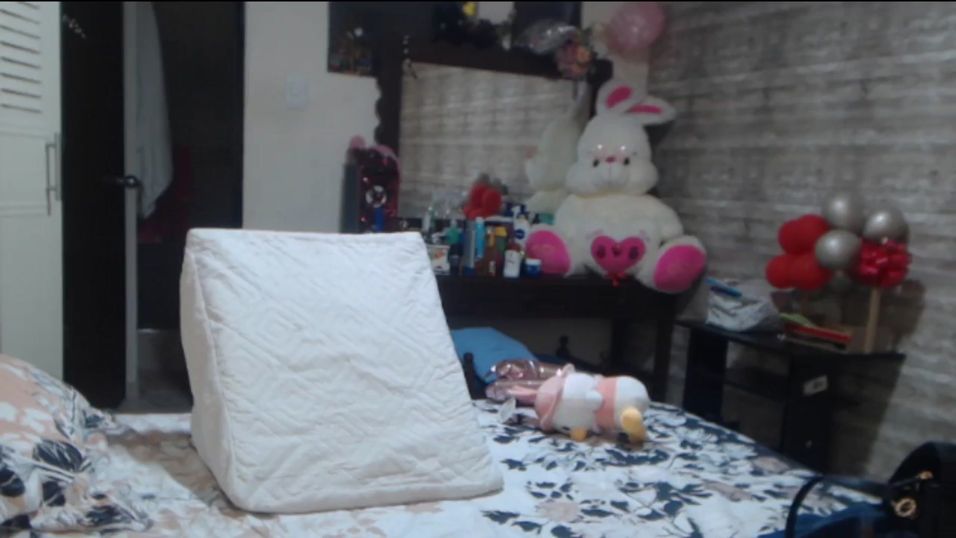 Gallery image thumbnail from Sweetsmile28's myfreecams stream on, 05/28/2024, 01:26 image 13 of 20