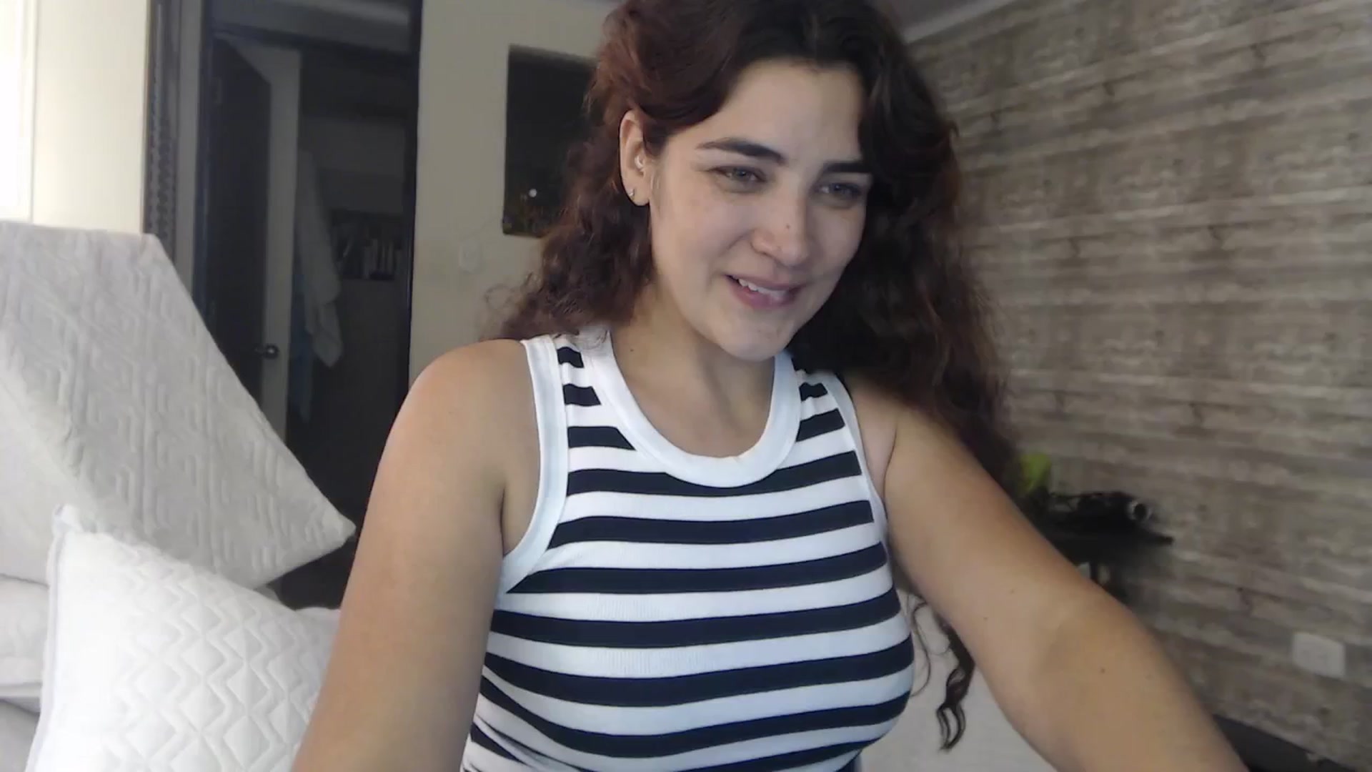 Gallery image thumbnail from Sweetsmile28's myfreecams stream on, 08/01/2024, 24:34 image 19 of 20