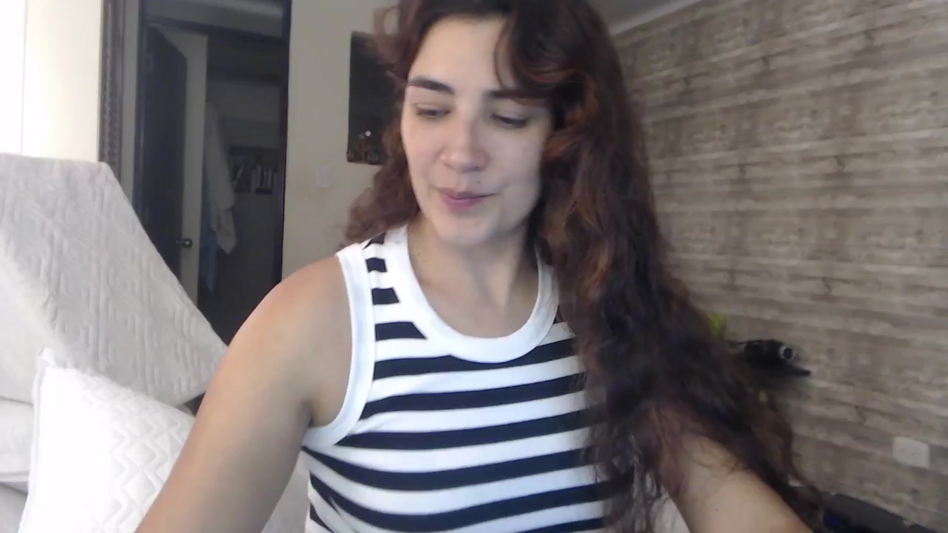 Gallery image thumbnail from Sweetsmile28's myfreecams stream on, 08/01/2024, 24:34 image 17 of 20