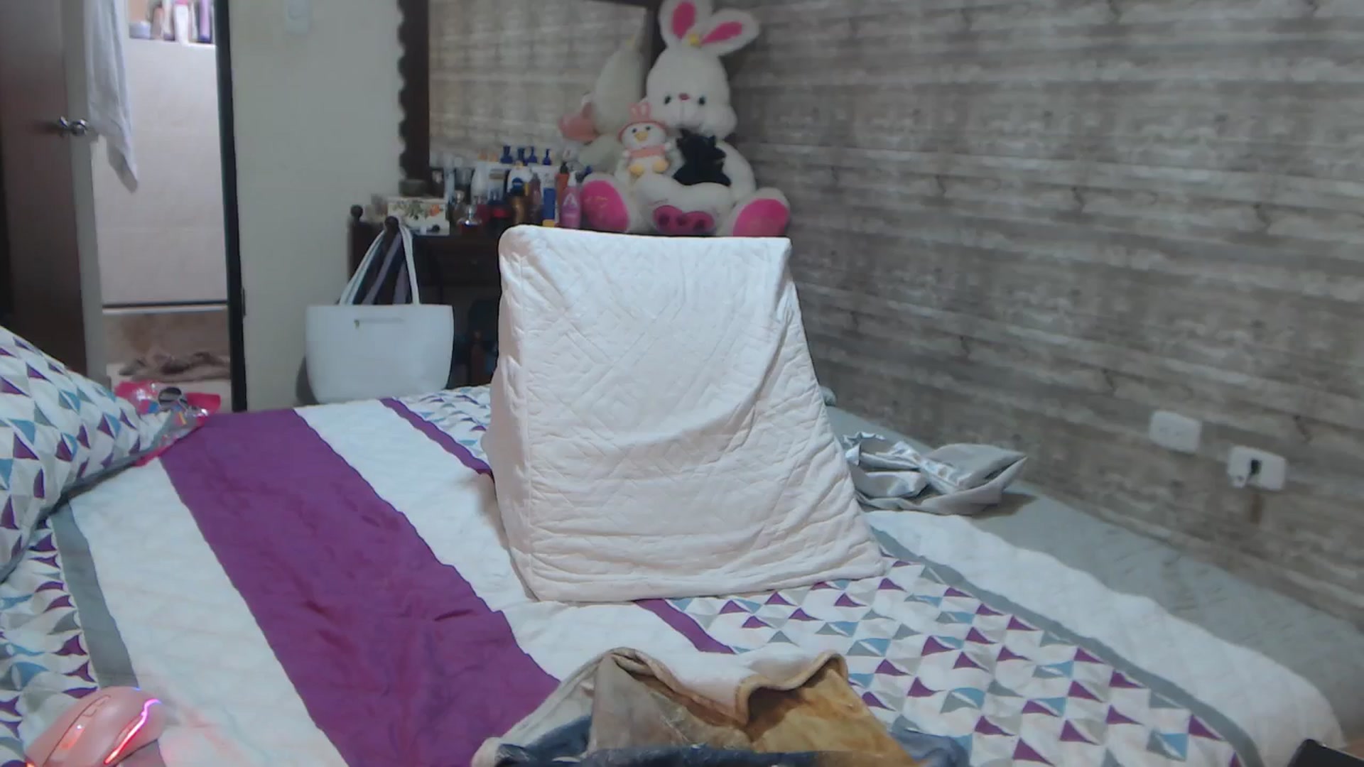 Gallery image thumbnail from Sweetsmile28's myfreecams stream on, 10/19/2024, 15:24 image 18 of 20