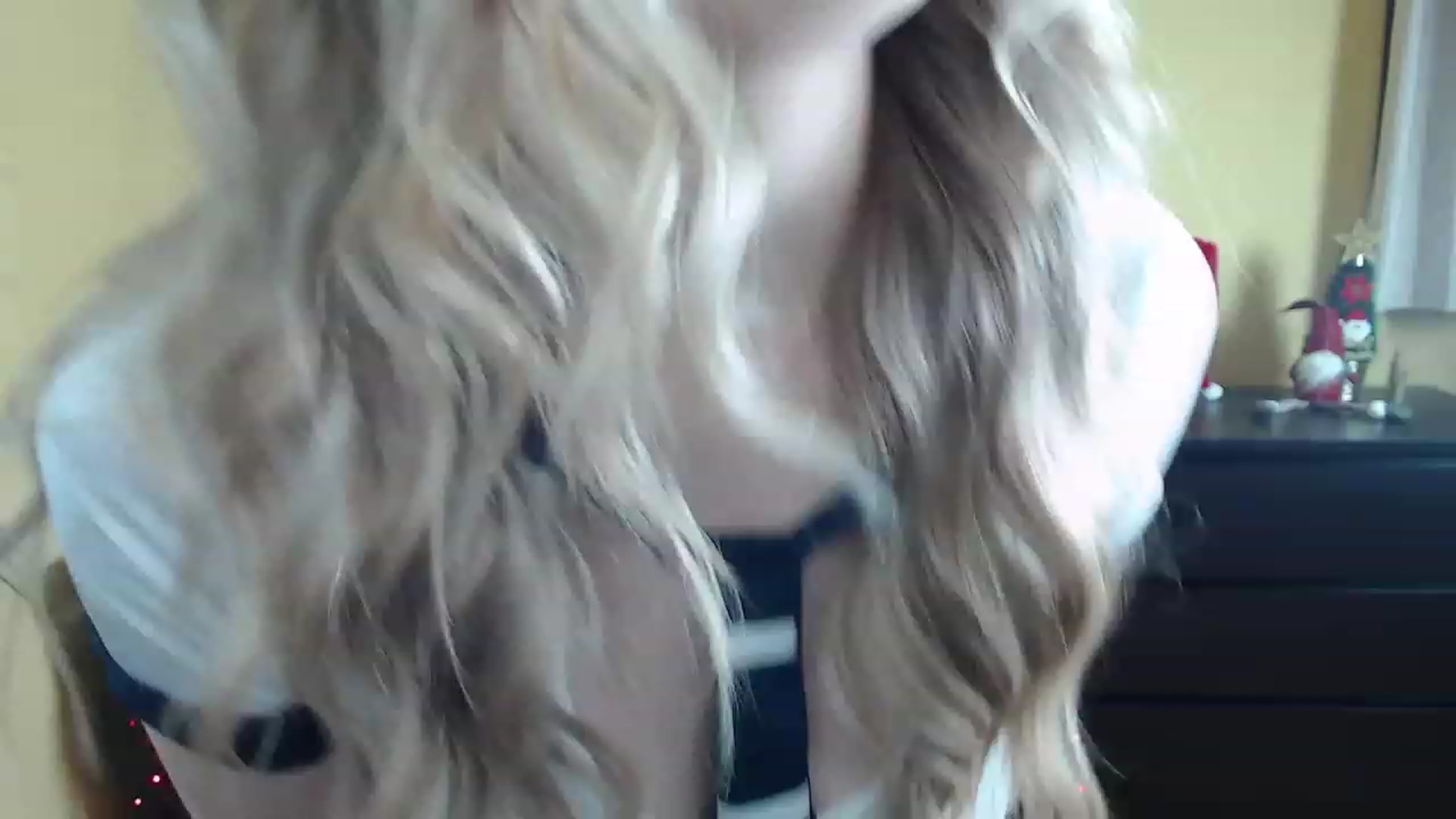 Gallery image thumbnail from Sweettreat_mj's myfreecams stream on, 12/18/2022, 01:17 image 1 of 20