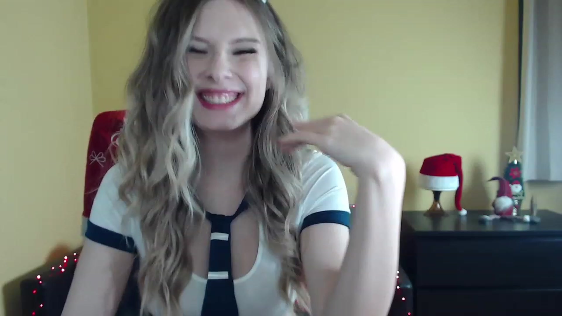 Gallery image thumbnail from Sweettreat_mj's myfreecams stream on, 12/18/2022, 01:17 image 15 of 20
