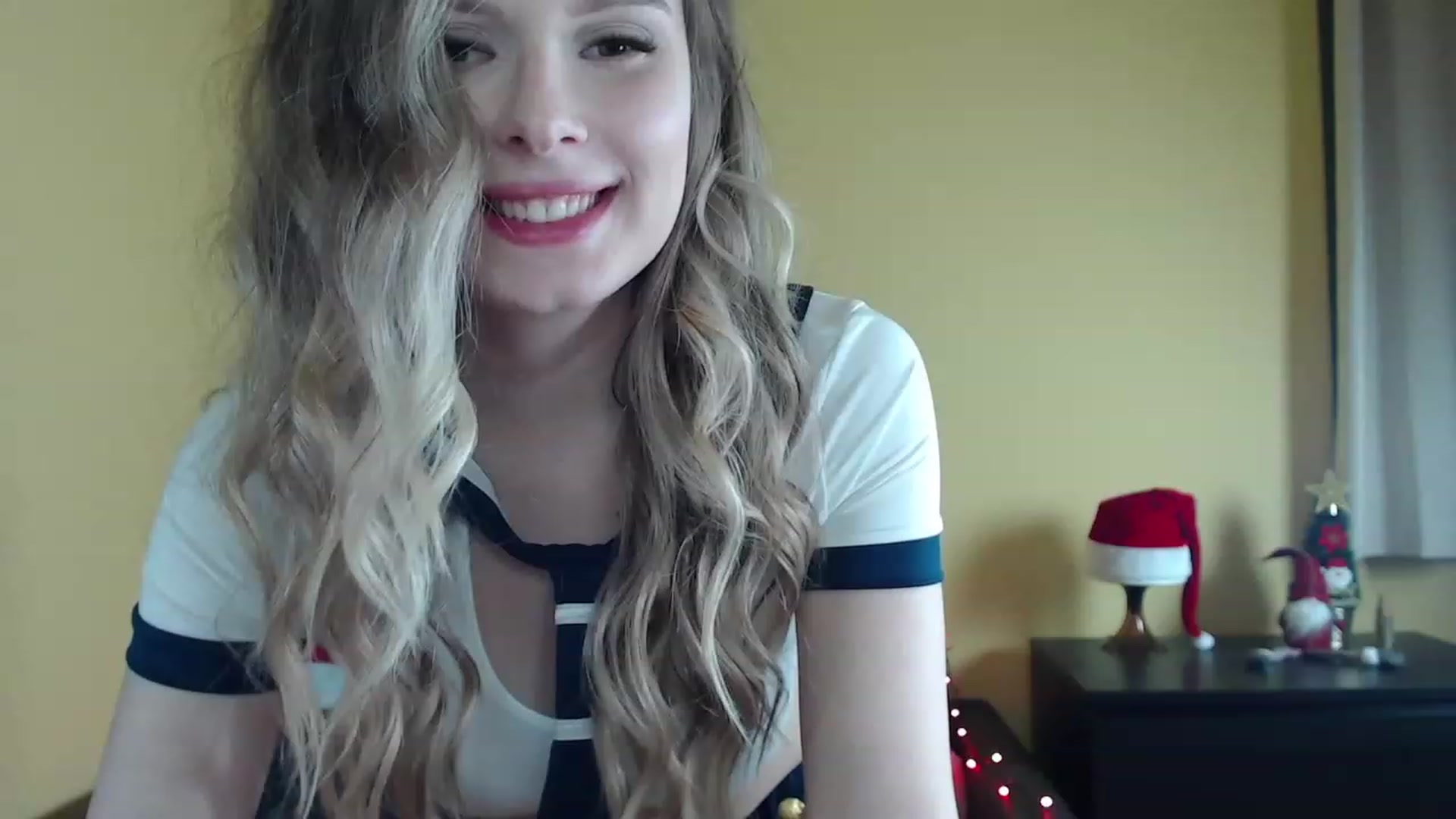 Gallery image thumbnail from Sweettreat_mj's myfreecams stream on, 12/18/2022, 01:51 image 5 of 20
