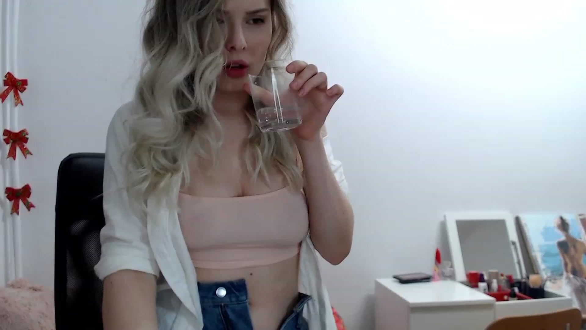 Gallery image thumbnail from Sweettreat_mj's myfreecams stream on, 03/10/2024, 01:29 image 3 of 20